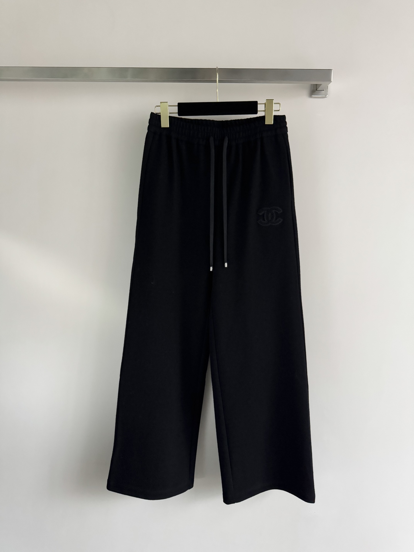 NO:592028,CHANE*25 new autumn and winter drawstring elastic waist straight pants. Minimalist style. Loose and comfortable. Casual and versatile. Three-dimensional tailoring. Straight legs are handsome and slimming. Classic double C decoration. Made of wool blended fabric, it feels drapey and comfortable. It is casual yet clean and neat, perfectly modifying the leg shape~SML-,,chanel,alexander wang19860909CHANE*25秋冬新款抽绳松紧腰直筒裤 极简主义风格 宽松舒适 休闲百搭 立体剪裁直筒帅气又显瘦显腿长经典双C装饰 采用羊毛混纺面料摸起来具有垂感又舒服 随性中又透着一股干净利落,完美修饰腿型～SML-,,chanel,alexander wang,Women's clothing