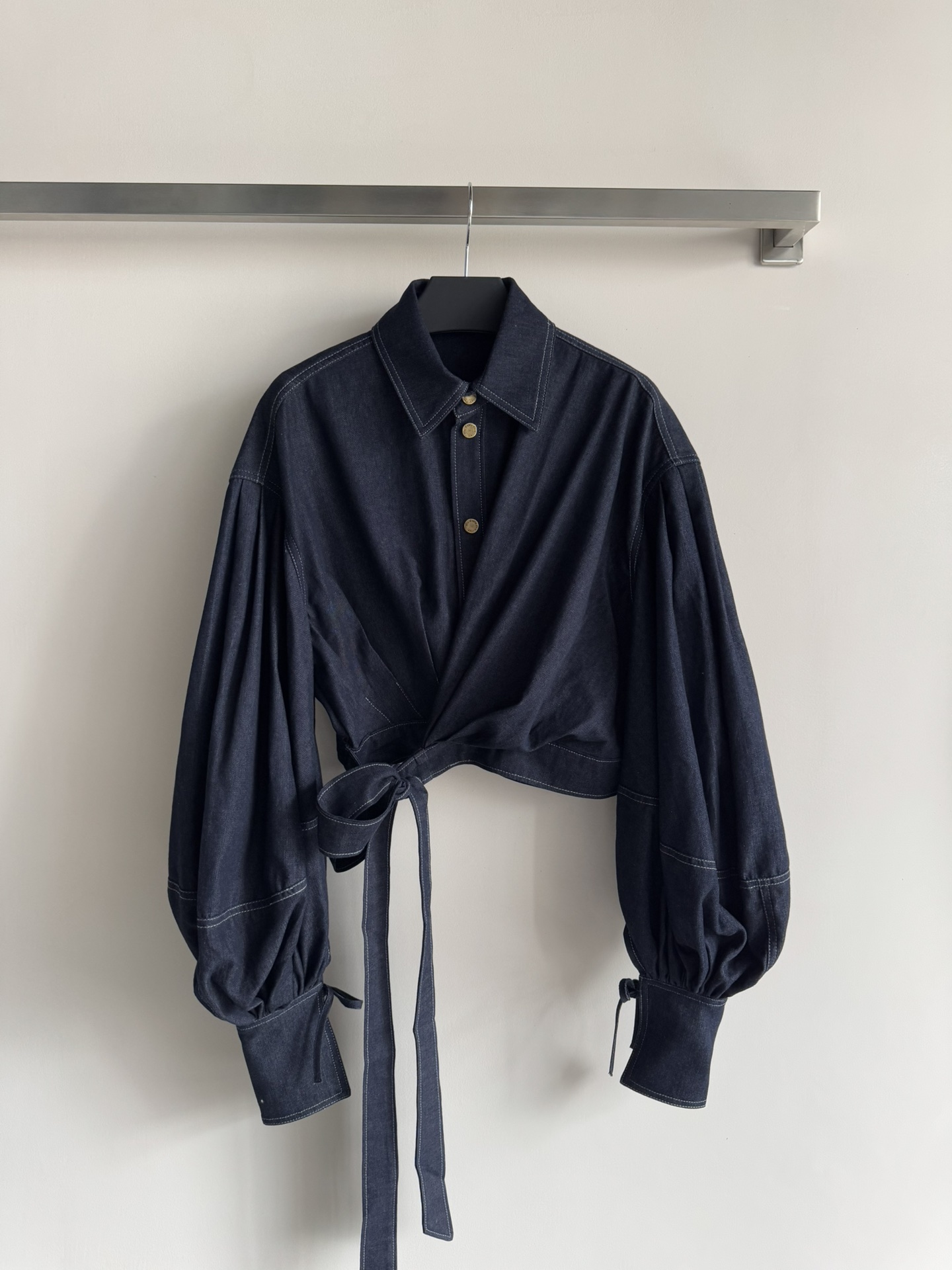 NO:592034,*25FW new denim shirt, this distressed washed denim shirt deconstructs the casualness and romance of retro. The lantern sleeves are decorated with lace-up design, which is full of lazy tone when folded and folded casually. The design of cross straps on the hem is cleverly combined with the sexy look of the exposed waist. The full sense of design shows off the temperament of the upper body and looks good. Two-color SML, shirts, alexander wang19860909*25FW新款牛仔衬衫,这件做旧水洗牛仔衬衫,解构复古的随性与浪漫,灯笼袖缀以系带设计,随性收放间尽是慵懒腔调,下摆交叉绑带的设计,露腰的小性感巧妙糅合,满满的设计感上身显气质好好看两色SML,,shirts,alexander wang,Women's clothing