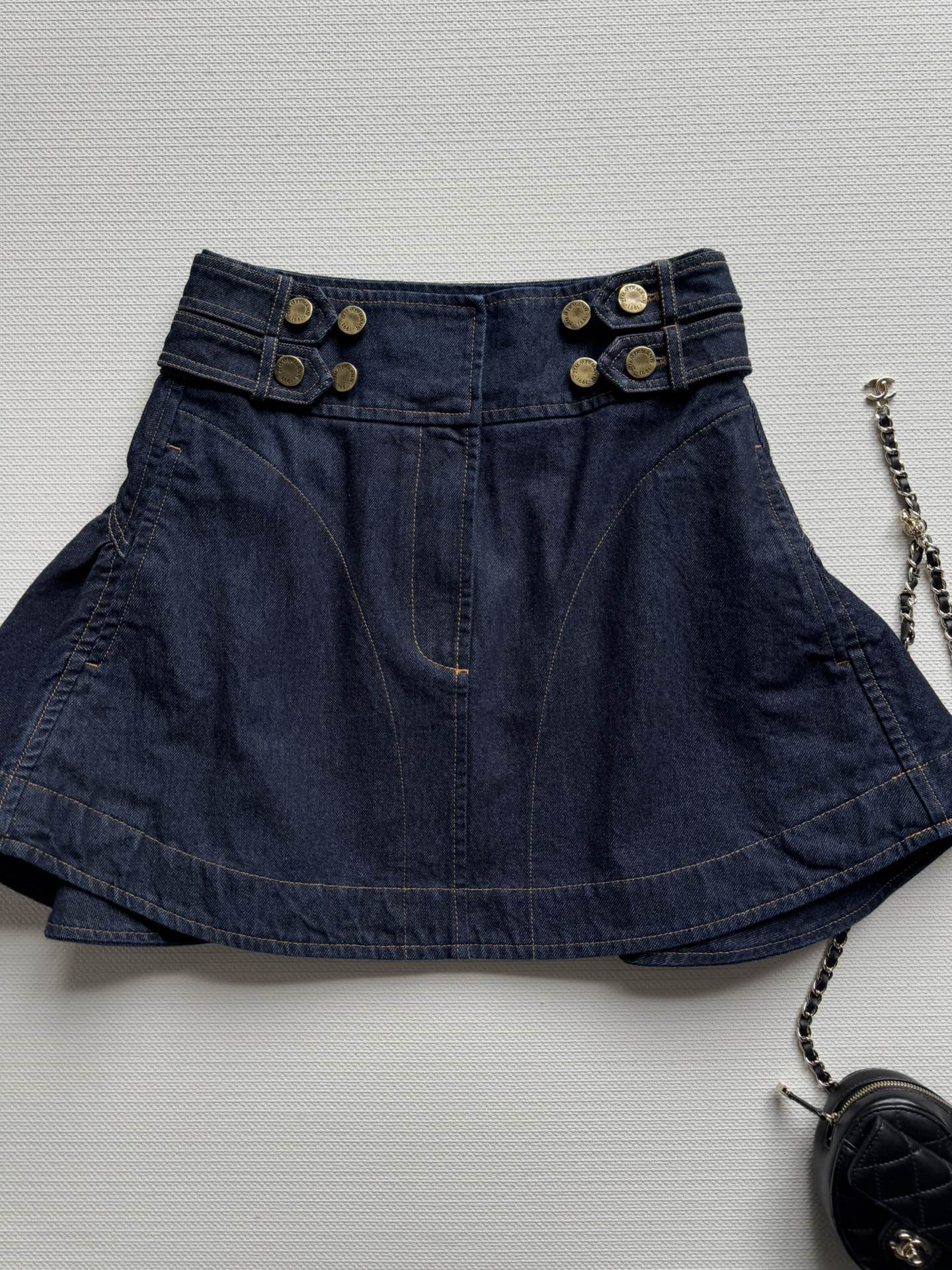 NO:592036,*25FW new denim skirt, high-waisted design with metal buttons decorated with logo letters, instantly outlines the golden ratio of 37 to 70, and the A-line skirt stretches casually. Topstitching technology outlines three-dimensional lines on the skirt. Every detail tells the collision of retro and modern. Matching series  The shirt has a French sweet and cool style. Even if you wear a white T alone, you can draw attention with its waistline. It is versatile and easy to control when going out on the street every day. Every step becomes a vivid footnote of retro fashion. Two-color SML, skirts, shirts, gold, alexander  wang19860909*25FW新款牛仔半裙,高腰设计搭配logo字母金属纽扣装饰,瞬间勾勒出三七分黄金比例A字裙摆随性舒展,明线工艺在裙身勾勒出立体线条,每一处细节都在诉说着复古与摩登的碰撞.搭配系列衬衫是法式甜酷风,哪怕单穿一件白T也能靠腰线赚足目光.日常出街百搭好驾驭,每一次迈步都成为复古时尚的生动注脚.两色SML,,skirts,shirts,gold,alexander wang,Women's clothing