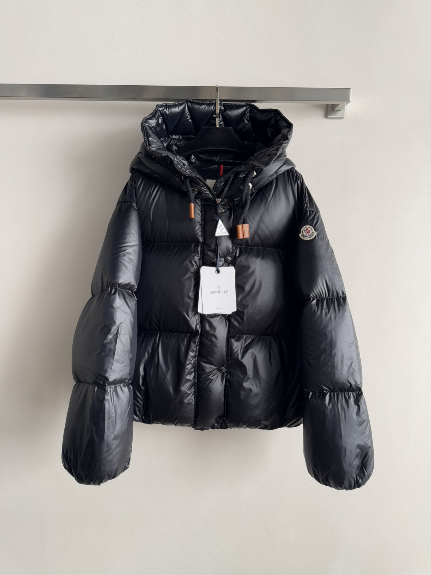 NO:605387,Equipped with dust bag Moncle* The must-have extra thick white goose down down jacket in winter features a hood that is warm and fashionable. The classic 90 white goose down down jacket is super thick and has adjustable slit buttons on the sleeves. It is full of design. The regular version is not only clean and neat, but also makes the body proportions look more perfect. It is not picky at all. The goose down filling takes the thermal insulation performance to a higher level. Even in the cold winter in the north, you can easily cope with it. It is good news for the north that you are no longer afraid of the cold in winter.  The hooded design not only adds a sense of fashion, but also provides extra protection for the head in the cold winter. This down jacket is suitable for any beauty-loving woman, whether it is daily commuting or outdoor activities, you can wear it in your own style SML!  -,,down jacket,hats,alexander wang19860909配防尘袋Moncle*冬季必备超厚白鹅绒羽绒服特色连帽保暖又时尚 经典款90白鹅绒羽绒服超厚款,袖子采用了可开衩扣子可调节 满满的设计感 常规版型不仅干净利落,还能让身材比例看起来更加完美.完全不挑人 鹅绒填充让保暖性能更上一层楼,即便是北方严寒的冬天,也能轻松应对.让冬天再也不怕冷,是北方的福音 连帽设计不仅增添了时尚感,在寒冷的冬天里也为头部提供了额外的保护.这款羽绒服适合任何爱美的女性,无论是日常通勤还是户外活动,都能穿出自己的风格SML！-,,down jacket,hats,alexander wang,Women's clothing