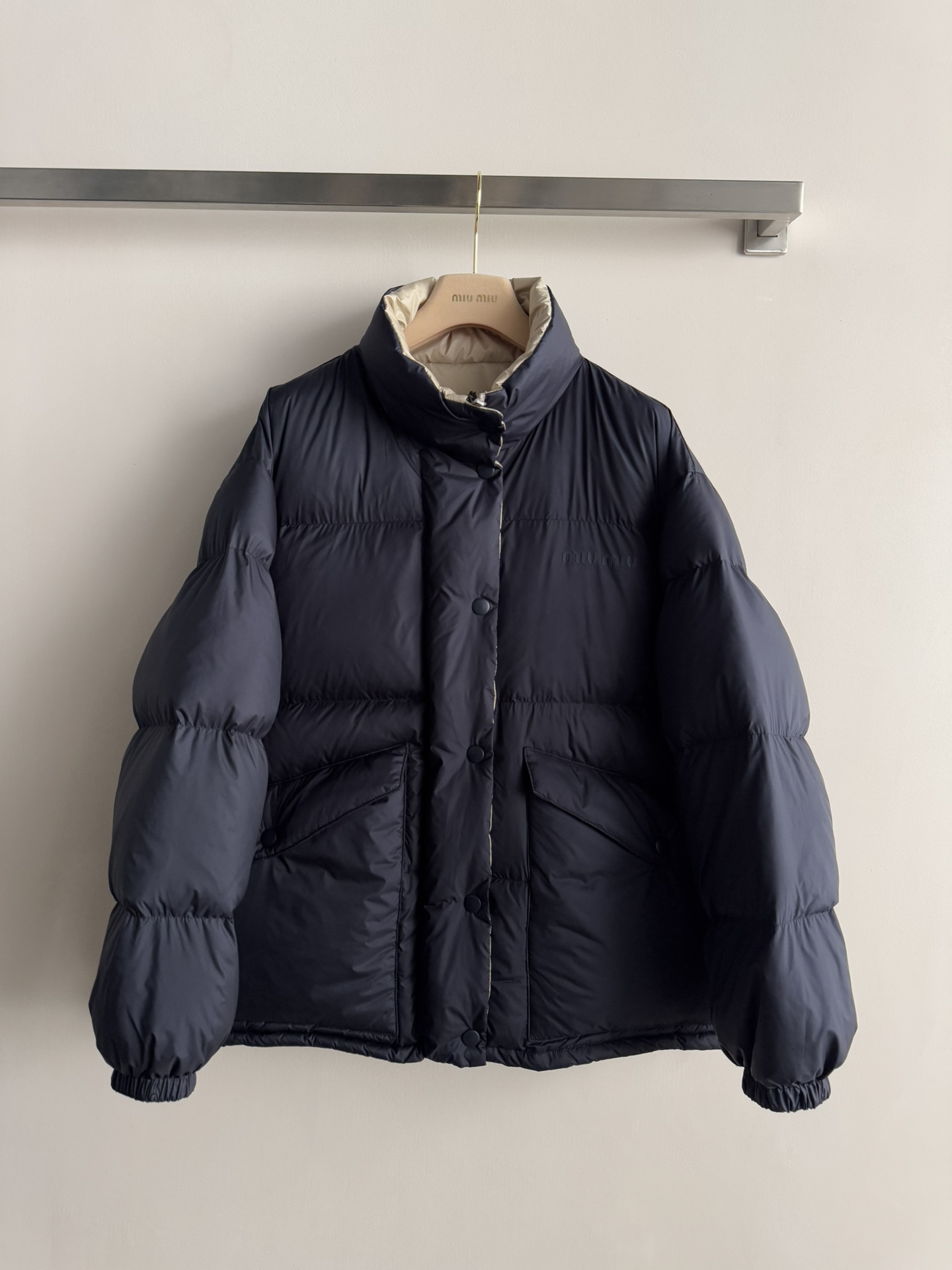 NO:605393,Comes with a dust bag. MiuMi*25FW new stand-up collar down jacket (reversible, multi-purpose). The whole piece is light and warm. Snap-button design and flap pocket decoration. The classic and elegant stand-up collar is timeless. The windproof and cold-proof version is oversized and very loose. There is a drawstring at the hem to shrink. There is no pressure for small people to wear it. The iconic logo on the chest is used as a decoration to run through the brand concept. Warmth and fashion are integrated.  This down jacket is really the best SML-,,miumiu,versace,jackets & coats,down jacket,alexander wang19860909配防尘袋MiuMi*25FW新款立领羽绒外套（两面穿,一衣多用）整件轻薄保暖 按扣设计翻盖口袋装饰 经典大气立领不过时 防风御寒版型是oversized 非常宽松 下摆有抽绳可以收缩 小个子穿也没有压力 胸前标志性logo作为装饰贯穿品牌理念 保暖与时髦一体 这款羽绒服真的是绝绝子SML-,,miumiu,versace,jackets & coats,down jacket,alexander wang,Women's clothing