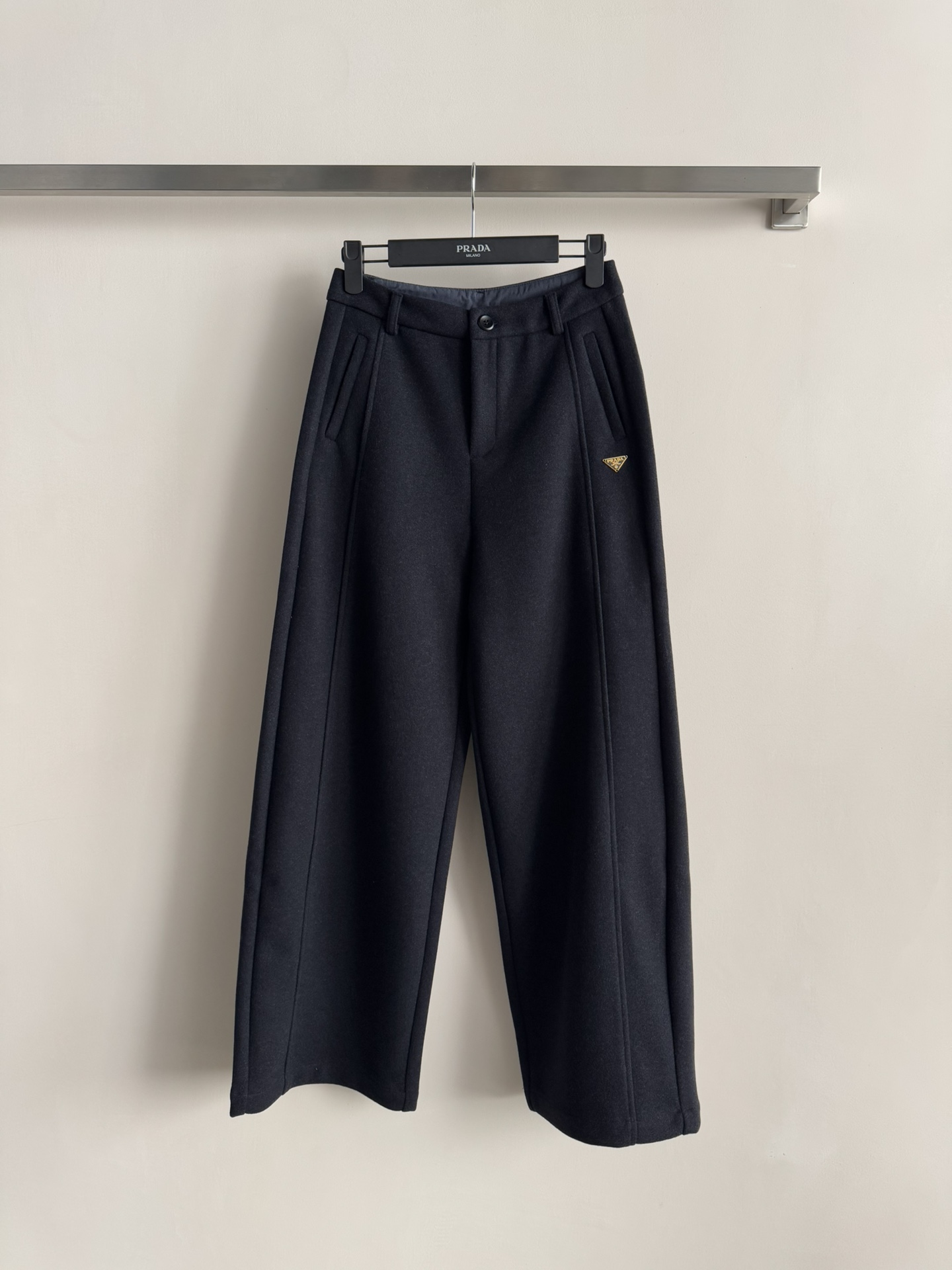 NO:605372,Prad*25 new autumn and winter high-waisted trousers, designed with a classic triangle logo, minimalist style, loose and comfortable, casual and versatile, three-dimensional tailoring, handsome and slimming, the fabric is very comfortable to the touch, casual yet clean and neat, perfectly modifying the leg shape ~ two-color SML, prada, alexander wang19860909Prad*25秋冬新款高腰长裤,设计了经典三角logo标识,极简主义风格 宽松舒适 休闲百搭 立体剪裁 帅气又显瘦显腿长面料摸起来巨舒服 随性中又透着一股干净利落,完美修饰腿型～两色SML,,prada,alexander wang,Women's clothing