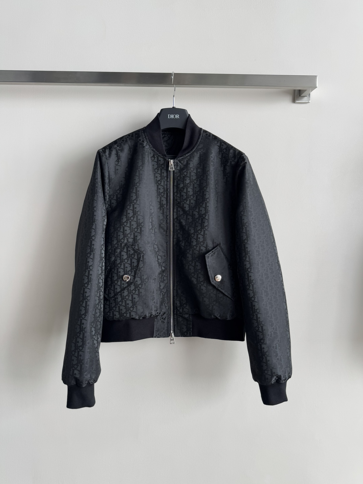 NO:605384,Dio*25 new autumn and winter classic old jacquard jacket is loose, crisp and stylish. It is decorated with jacquard letter patterns. The classic duplex pocket zipper design is practical and warm. It is a versatile style for daily use. SML,, dior, jackets & coats, alexander wang19860909Dio*25秋冬新款经典老提花夹克宽松挺括有型 铺满提花字母图案装饰 经典双工装口袋拉链设计实用又保暖,日常百搭款,SML,,dior,jackets & coats,alexander wang,Women's clothing