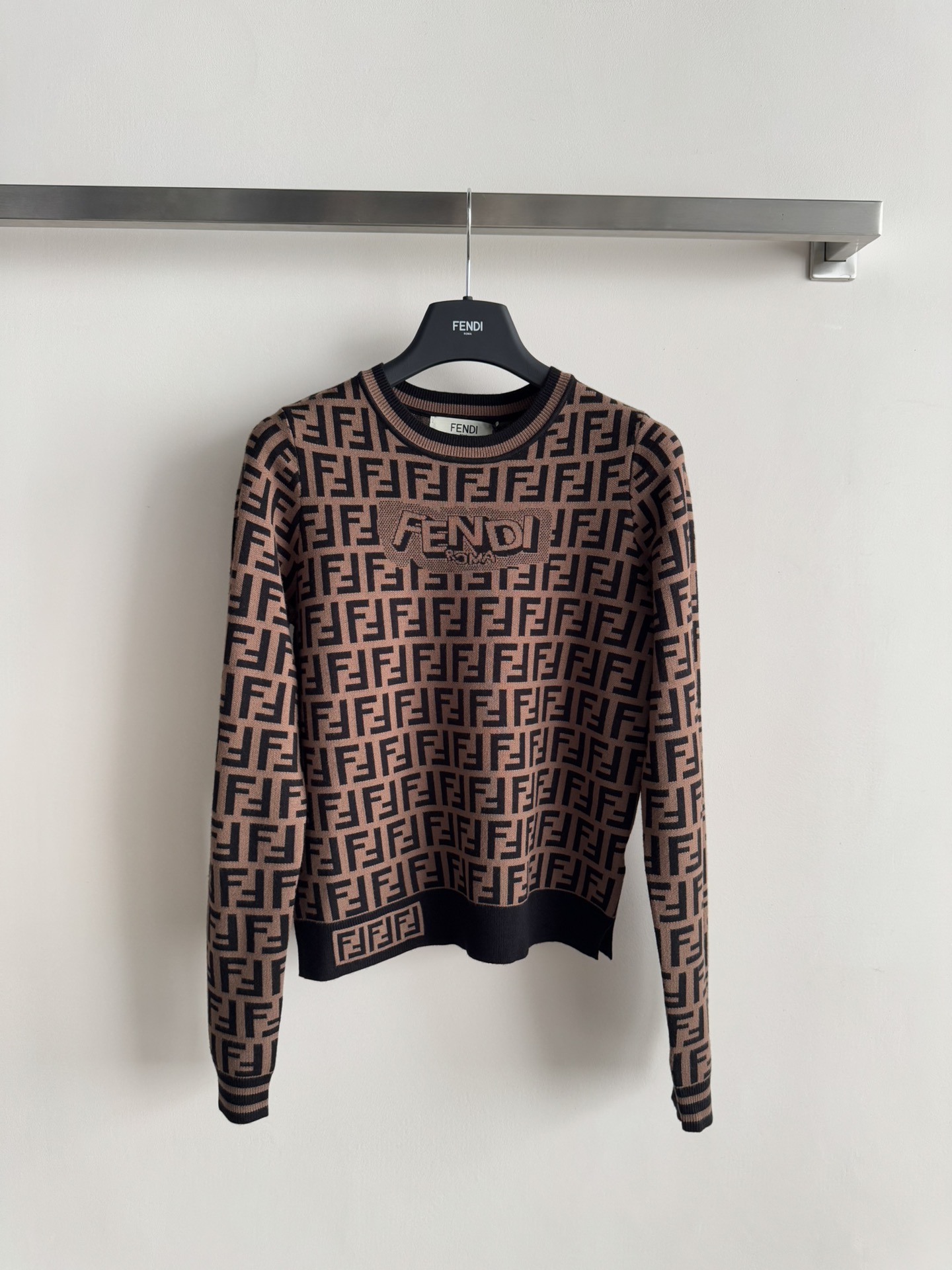 NO:605763,FEND*25FW new pullover sweater is decorated with LOGO letter printing. The round neck is simple and versatile, the texture is soft and comfortable, and the texture is full and delicate, showing a gentle temperament on the upper body. The regular version is comfortable and unrestricted on the upper body, and can be worn for daily commuting!  3 colors SML,,fendi,alexander wang19860909FEND*25FW新款套头针织衫 布满LOGO字母印花装饰 圆领简洁百搭,质感柔软舒适,织面饱满细腻上身显温柔气质 常规版型上身自在无束缚,日常通勤都可穿！3色SML,,fendi,alexander wang,Women's clothing