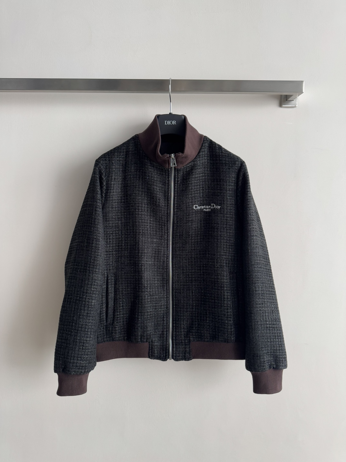 NO:605771,DIO*25FW new autumn and winter duffle jacket, classic stand-up collar zipper design, logo letter embroidery on the chest and contrasting rib collar splicing design, sweet and cool for age-reducing wear. Handsome and fashionable, the shape is not flattering and makes the upper body look slimmer!  Cool and handsome style~casual and fashionable SML,,dior,jackets & coats,jackets & coats,alexander wang19860909DIO*25FW秋冬新款粗呢夹克外套,经典立领拉链设计,胸前logo字母刺绣 撞色罗纹领拼接设计,甜酷兼备减龄穿搭.帅气又时髦,版型不挑人上身巨显瘦！酷帅风格～休闲与时尚感拉满 SML,,dior,jackets & coats,jackets & coats,alexander wang,Women's clothing