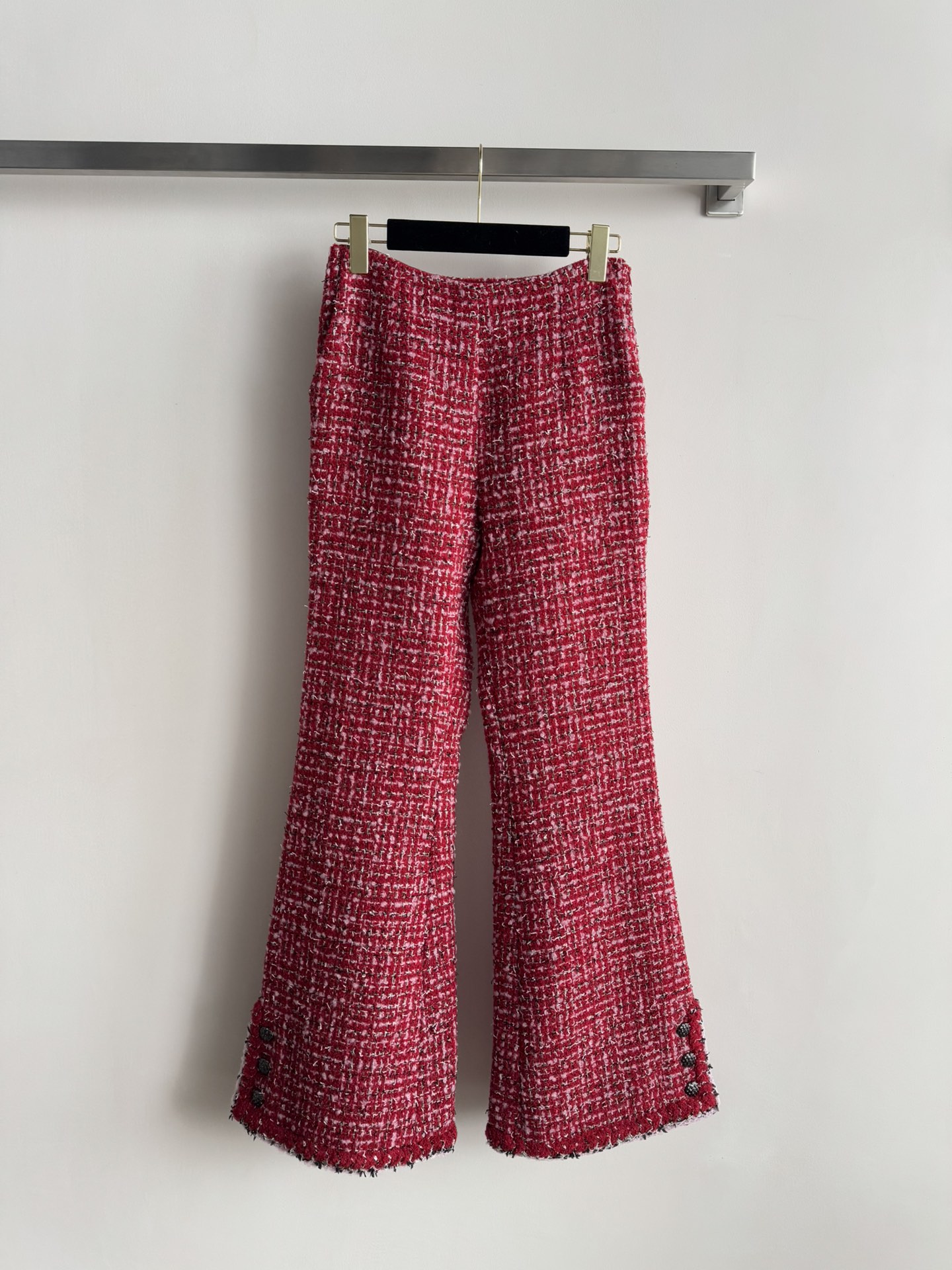 NO:605777,CHANE*25 new autumn and winter high-waisted woven boot-cut trousers are made of YB imported woolen wool, with high-grade texture and full appearance. The high-waisted woven trousers have a three-dimensional cutting design that fits the human body and makes the figure slimmer and taller. The trouser legs are slightly flared and have slits on the outside.  Buttons are embellished on the opening and closing, and the details are highlighted with pink and black braided edges. The red background is combined with fine colored yarns to regularly interweave textures all over the body. It shows the style of a lady, and with the jacquard dark pattern on the lining, it perfectly interprets the sense of elegance and gold. The upper body is noble and textured, intellectual and gentle, Christmas  An excellent choice for New Year's Day and year-end parties, instant sale, focus on SML, chanel, alexander wang19860909CHANE*25新款秋冬高腰编织微喇长裤定制YB进口粗纺羊毛呢材质,质感高级,品相十足,高腰编织长裤版型,立体裁剪设计贴合人体,更显身姿纤细挺拔,裤腿呈现微喇外扩,外侧开衩以纽扣点缀开合,以粉黑编织捆边点亮细节,通体红色底色配合细腻的彩色纱线规则交织出纹理满铺于全身,名媛格调立显,配合内衬提花暗纹,完美演绎优雅千金感,上身显贵显质感,知性温柔,圣诞 元旦 年末聚会的绝佳选择,秒杀全场,焦点SML,,chanel,alexander wang,Women's clothing