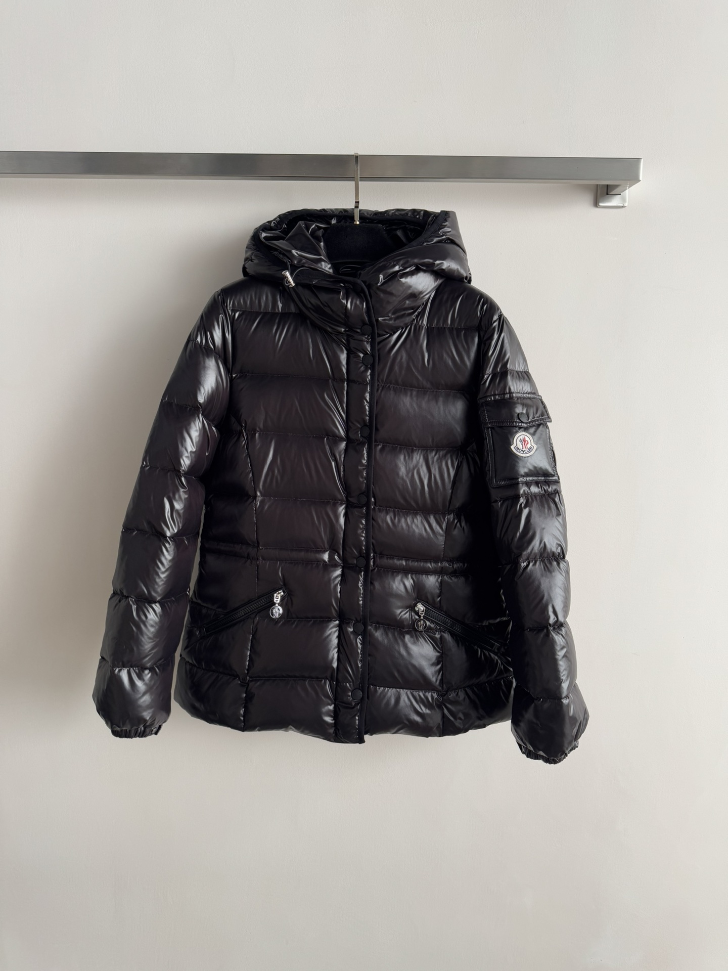 NO:605768,Equipped with dust bag Moncle*25FW new warm hooded waist down jacket 90 white goose down is well filled. The shell and lining are made of fine nylon fiber. The upper body is light and comfortable and does not feel pressed. Barante's version is really good-looking. The upper body is just the right amount of fluffy. The waist design can clearly outline the waistline, thus visually optimizing the body proportions. It is simply the best item in winter. SML-,, down jacket, hats, alexander wang19860909配防尘袋Moncle*25FW新款保暖连帽收腰羽绒服90白鹅绒填充量很足外壳和内里均采用细腻的锦纶纤维制成 上身轻盈舒适且不会有压身感 Barante的版型真的好好看,上身是恰到好处的蓬松感,收腰设计能清晰的勾勒出腰线位置,从而在视觉上优化身材比例简直是冬日里最佳单品SML-,,down jacket,hats,alexander wang,Women's clothing