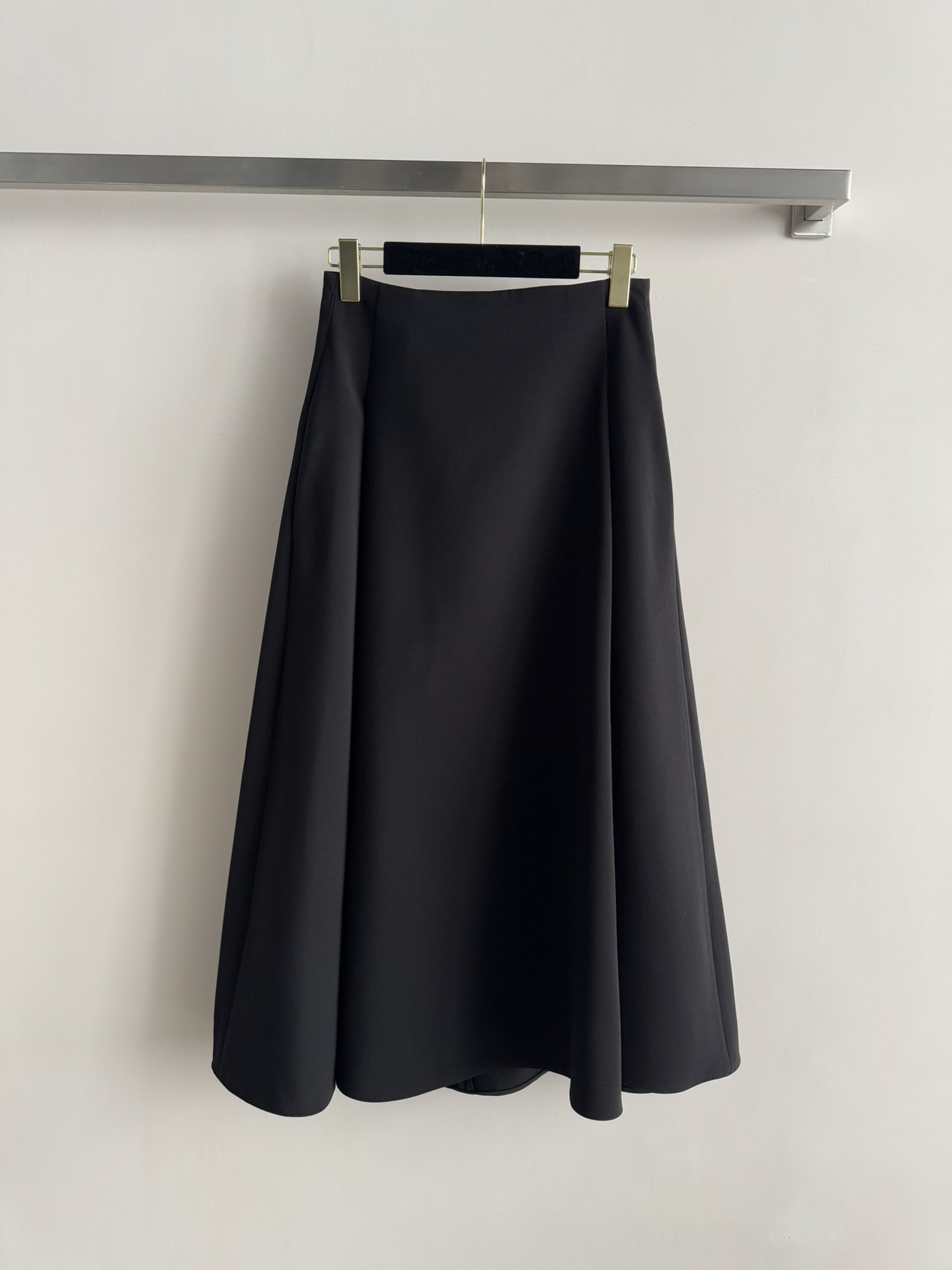 NO:606212,25 new autumn and winter black worsted wool umbrella skirt, high waist design + neat drape, elegant and simple! Three-dimensional and stylish, super comfortable to wear in autumn and winter, the skirt is wide but not bloated, modifies the body shape, shows long legs, and can be easily controlled in daily commuting. Whether it is worn with a T-shirt or a shirt, it can be worn with a sense of luxury. It is a must-have item for girls with minimalist style! SML,,skirts,shirts,tees,t-shirt,alexander wang1986090925秋冬新款黑色精纺羊毛伞裙,高腰设计+利落垂坠感,优雅又简约!立体有型,秋冬穿超舒服,裙摆宽大但不臃肿,修饰身形,显腿长,通勤日常都能轻松驾驭无论搭T恤还是衬衫,都能穿出高级感,是极简风女孩必入单品!SML,,skirts,shirts,tees，t-shirt,alexander wang,Women's clothing