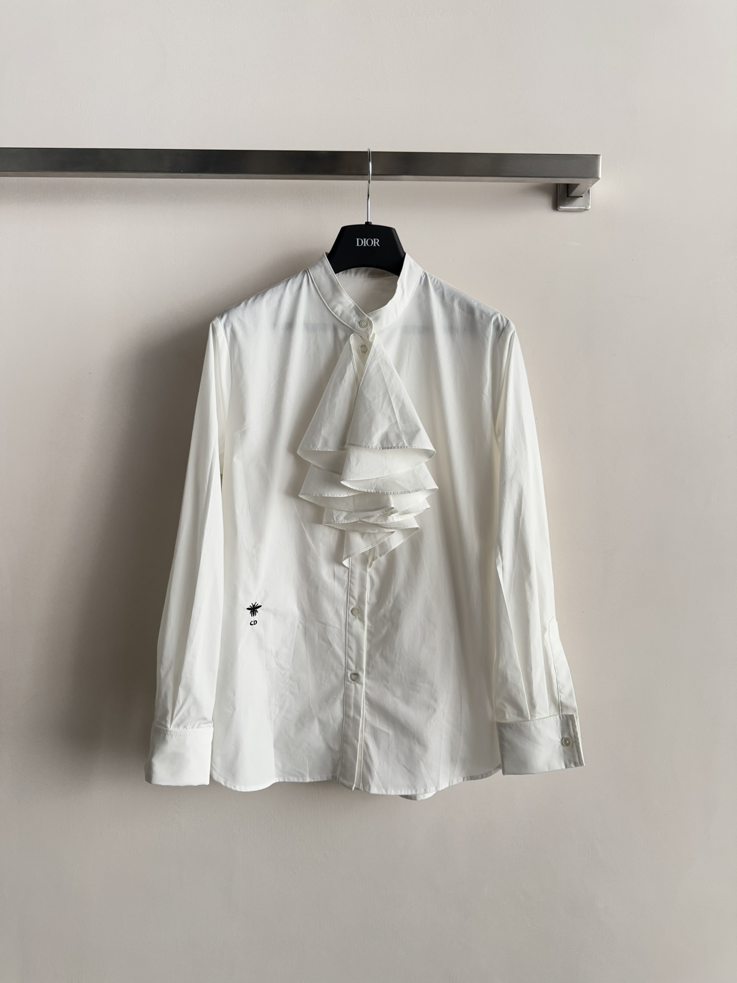 NO:606208,DIO*26 early spring new style new elegant and romantic ruffled lace shirt, ruffled lace design on the chest, elegant and romantic, exquisite to the classic bee embroidery decoration, this shirt can be paired with a suit jacket, lining the ruffled lace outside to add a sense of hierarchy and luxury, you can get its charm and style SML, dior, jackets & coats, shirts, business suit, alexander wang19860909DIO*26早春新款上新优雅浪漫荷叶花边衬衫,胸前荷叶花边设计,优雅浪漫,精美到J致经典小蜜蜂刺绣装饰,这款衬衫可以搭配西装外套,把荷叶花边衬在外边 增添层次高级感,能get到它魅力和风格SML,,dior,jackets & coats,shirts,business suit,alexander wang,Women's clothing