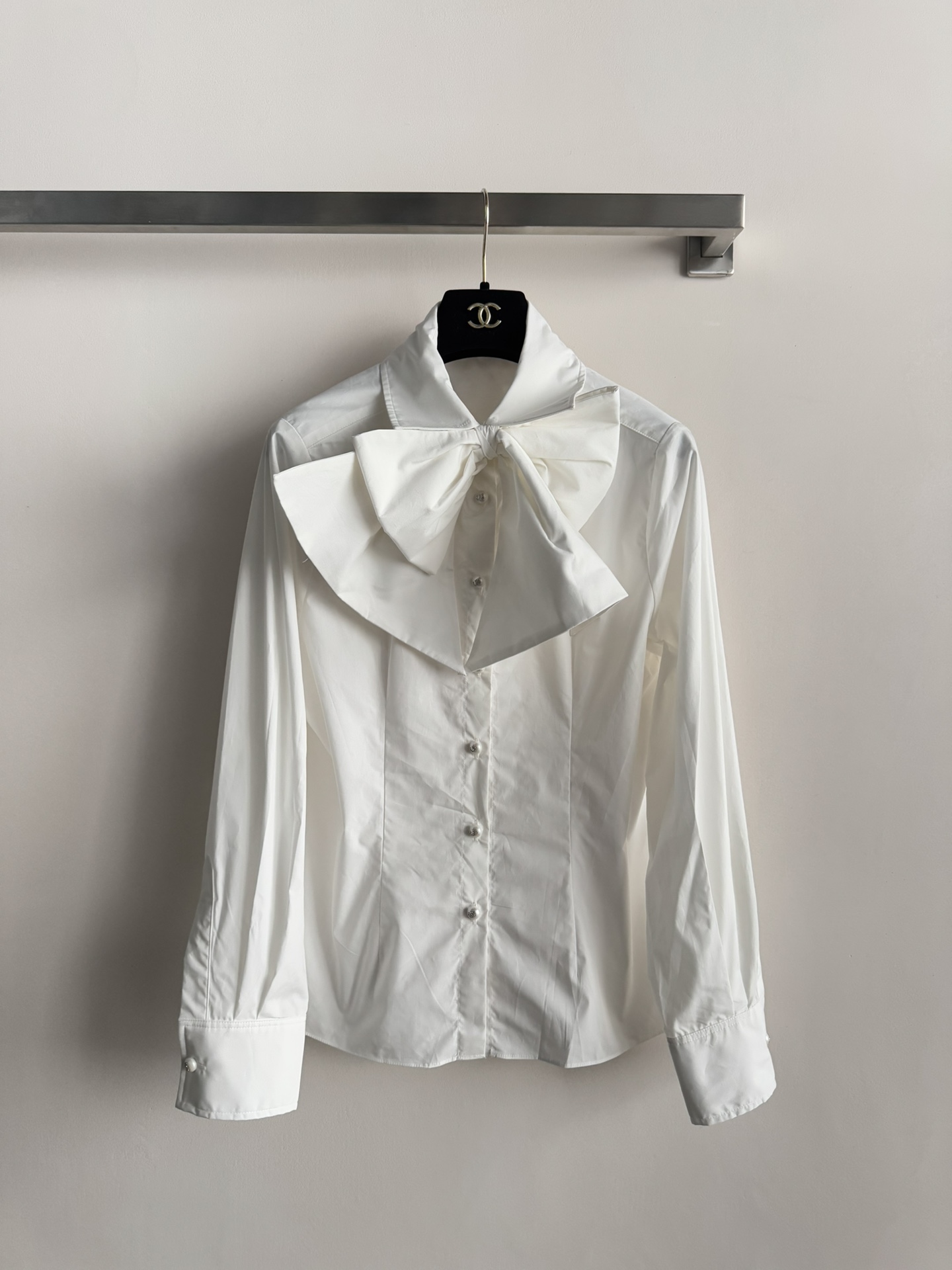 NO:606206,CHANE*25 new retro palace-style shirt is carefully made of cotton poplin. It has higher density and good breathability. The large bow design is elegant and sweet. It is removable and decorated, which can not only show the femininity of women, but also create a capable and intellectual style. The bow shirt is a veritable 'universal king' and can be easily integrated into various styles. Pairing it with a suit jacket is the most classic combination. Using the bow as the highlight of the suit can not only break the seriousness of the suit, but also add feminine charm. Pair it with pants to create a capable and professional image.  The perfect combination of elegance and intellectuality, this is the most unmistakable casual match. Wardrobe essential items SML, chanel, jackets & coats, shirts, business suit, alexander wang19860909CHANE*25新款复古宫廷风衬衣采用棉府绸精心制作 密度更高透气性好大蝴蝶结设计优雅甜美.可拆卸装饰它既能展现女性的柔美,又能打造出干练知性的风格.蝴蝶结衬衫是名副其实的“百搭王”,可以轻松融入各种风格.搭配西装外套是最经典的组合.将蝴蝶结作为西装内的亮点,既能打破西装的严肃感,又增添女性魅力.搭配裤子打造干练专业的形象 优雅与知性的完美结合,这是最不会出错的休闲搭配.衣橱必备单品SML,,chanel,jackets & coats,shirts,business suit,alexander wang,Women's clothing