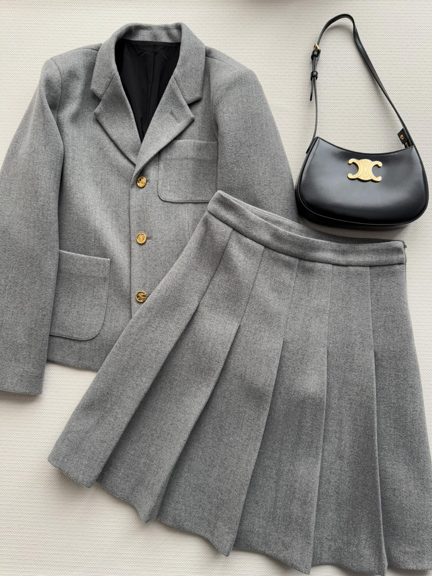 NO:606204,CELIN*26 early spring new style suit pleated skirt suit jacket lapel single-breasted design with pocket decoration to increase recognition and the overall shape is clean and neat to create a refined and fashionable sense. The pleated design of the skirt covers the crotch and makes you look slimmer. The inner anti-revealing underpants provide a sense of security ~ Made of 50% wool blended fabric, the texture is online and the outfit is very suitable for the winter atmosphere!  A perfect and worry-free outfit~SML,,celine,skirts,jackets & coats,business suit,alexander wang19860909CELIN*26早春新款西装百褶裙套装外套翻领单排扣设计 搭配口袋装饰 增添辨识度整体版型干净利落 打造精致时尚既视感半裙压褶设计遮胯显瘦 内里防走光衬裤 安全感拉满～采用50羊毛混纺面料,质感在线一套穿搭非常适合冬天氛围感！妥妥的穿搭省心套装～SML,,celine,skirts,jackets & coats,business suit,alexander wang,Women's clothing