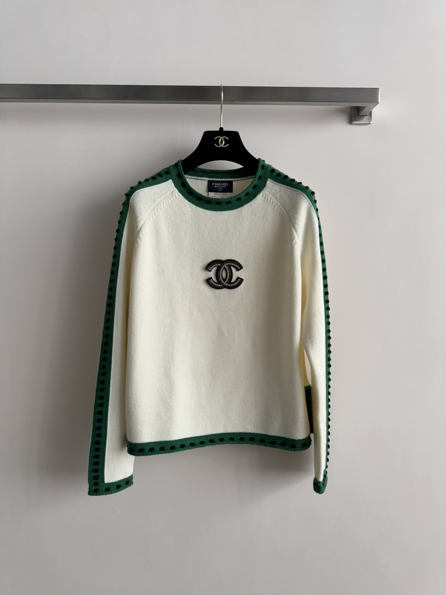 NO:607118,CHANE*25FW new cashmere green spliced ​​cashmere sweater, classic round neck design, regular fit tailoring, fashionable and versatile, double C decoration on the chest, exquisite and full, the upper body is very retro, very autumn and winter atmosphere, it looks great with jeans or skirts, a must-have for daily commuting wardrobe SML, chanel, skirts, jeans, alexander wang19860909CHANE*25FW新款羊绒绿色拼接羊绒衫,经典圆领设计常规版型剪裁 时尚百搭 胸前双C装饰 精致感拉满 上身非常复古 很显秋冬氛围感 随便搭牛仔裤or半裙都很出彩,日常通勤衣橱必备SML,,chanel,skirts,jeans,alexander wang,Women's clothing