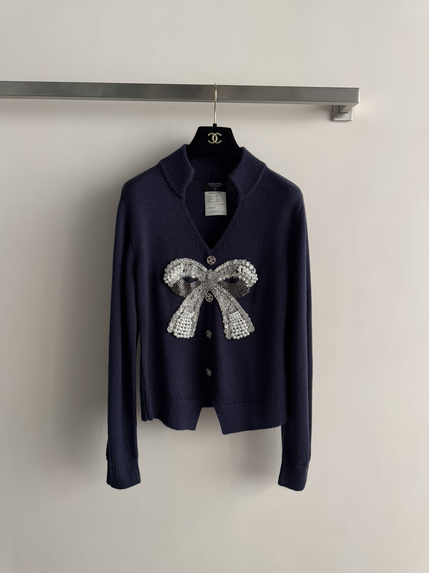 NO:607130,CHANE*25FW new bow cashmere cardigan, using heavy bow beading embellishment and fine craftsmanship, very exquisite and beautiful. The navy blue color is high-end, fashionable without losing temperament and elegance!  It is recommended to buy SML, Chanel, and Alexander Wang in autumn and winter.19860909CHANE*25FW新款蝴蝶结羊绒开衫,采用重工蝴蝶结钉珠点缀精细工艺,非常精致好看 藏蓝色系显高级,时尚不失气质高雅！秋冬推荐入手SML,,chanel,alexander wang,Women's clothing