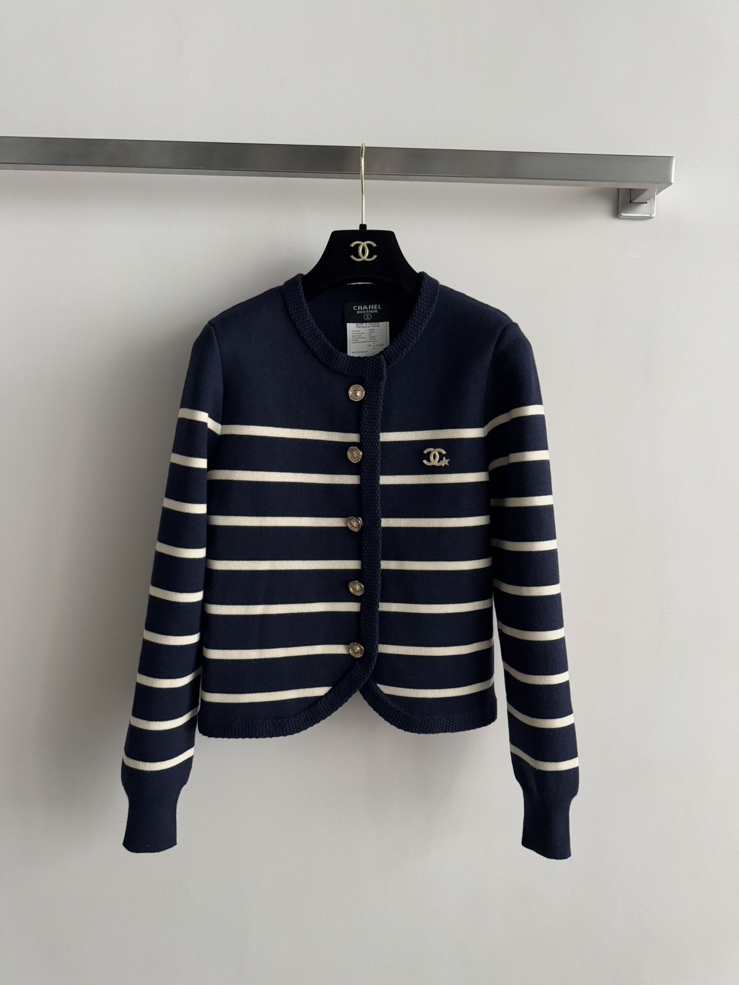 NO:607124,CHANE*25FW new cashmere cardigan, classic round neck striped design, elegant and tall, fine and soft fabric, fashionable and versatile, customized button embellishment, full of details, full of French romantic atmosphere, a must-have for daily commuting autumn wardrobe SML,,chanel,alexander wang19860909CHANE*25FW新款羊绒开衫,经典圆领条纹设计,优雅又显高挑,面料细腻柔软,时尚百搭,定制纽扣点缀,细节满分,法式浪漫氛围感拉满,日常通勤秋季衣橱必备SML,,chanel,alexander wang,Women's clothing