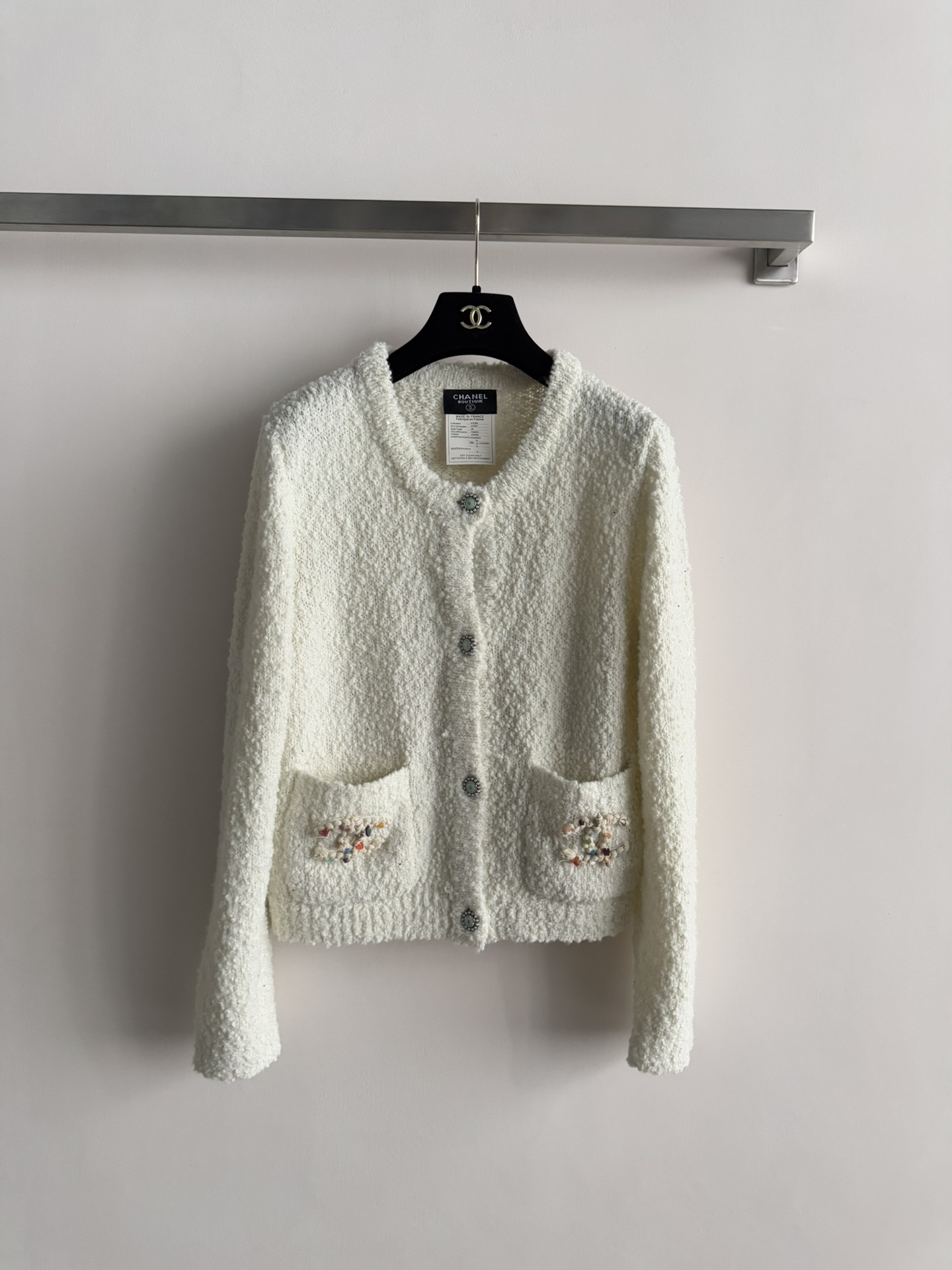 NO:607112,CHANE*25FW new cashmere cardigan Classic round neck design Regular fit tailoring High-end quality, soft and comfortable fabric feel, rising grade Fashionable and versatile Customized color double C decoration Sophisticated and full upper body with an autumn and winter atmosphere It goes well with jeans or skirts, a must-have for daily commuting wardrobe SML, chanel, skirts, jeans, alexander wang19860909CHANE*25FW新款羊绒开衫 经典圆领设计 常规版型剪裁 高级品质,面料手感柔软舒适档次上升 时尚百搭 定制彩色双C装饰 精致感拉满 上身秋冬氛围感 搭配牛仔裤或半裙都很出彩,日常通勤衣橱必备SML,,chanel,skirts,jeans,alexander wang,Women's clothing