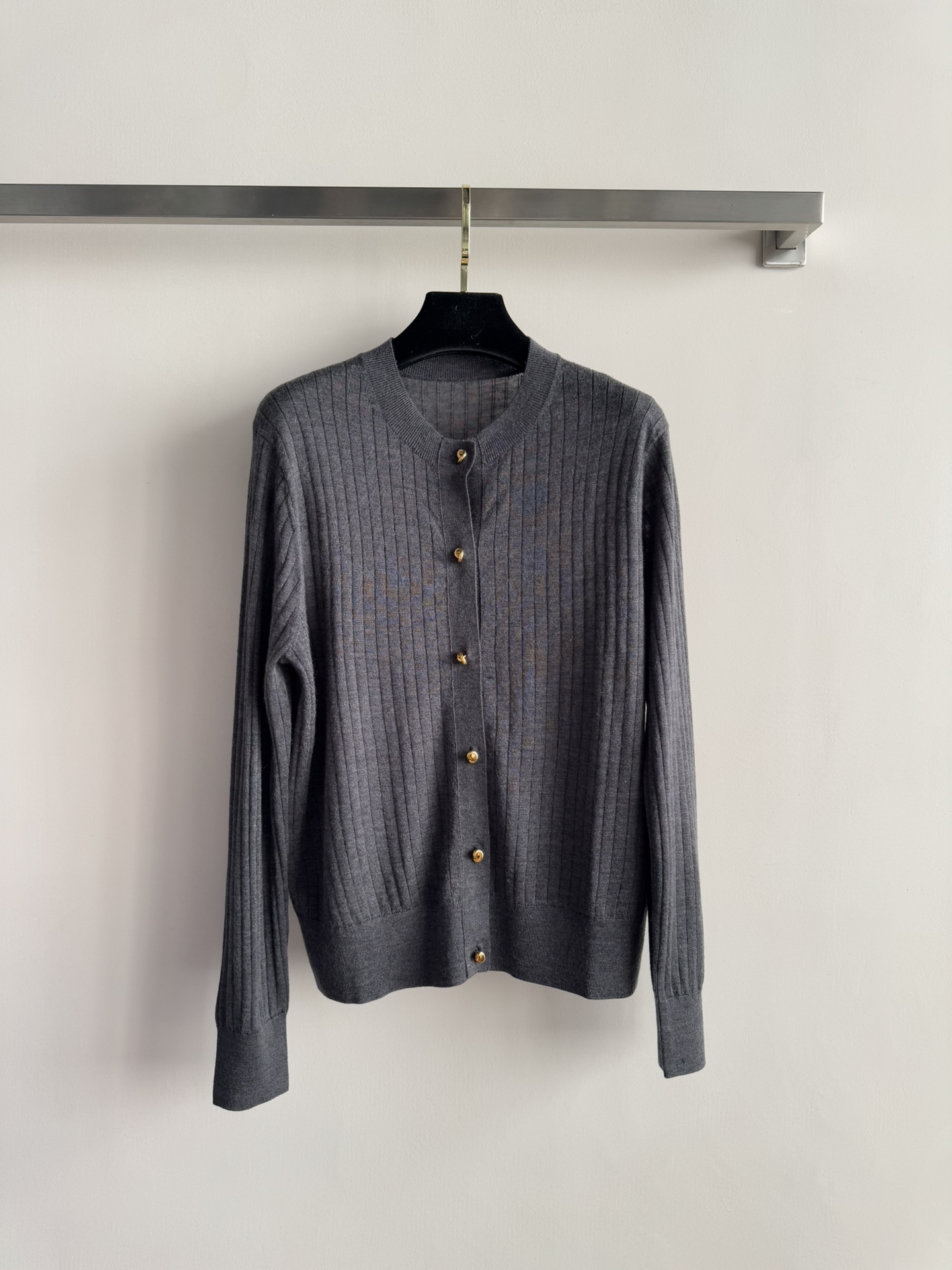 NO:607136,BV's new autumn and winter small cardigan has a slim and slim design. It not only fits your body shape, but also allows you to show your temperament. Whether it is paired with a skirt or jeans, it can be easily worn, making you the focus of the crowd. It is full of fashion sense. SML-,,bottega veneta,skirts,jeans,alexander wang19860909BV新款秋冬小开衫修身显瘦薄款设计,不仅贴合身形,还能让你的气质得以展现无论是搭配裙子还是牛仔裤,都能轻松驾驭,让你成为人群中的焦点时尚感满满SML-,,bottega veneta,skirts,jeans,alexander wang,Women's clothing