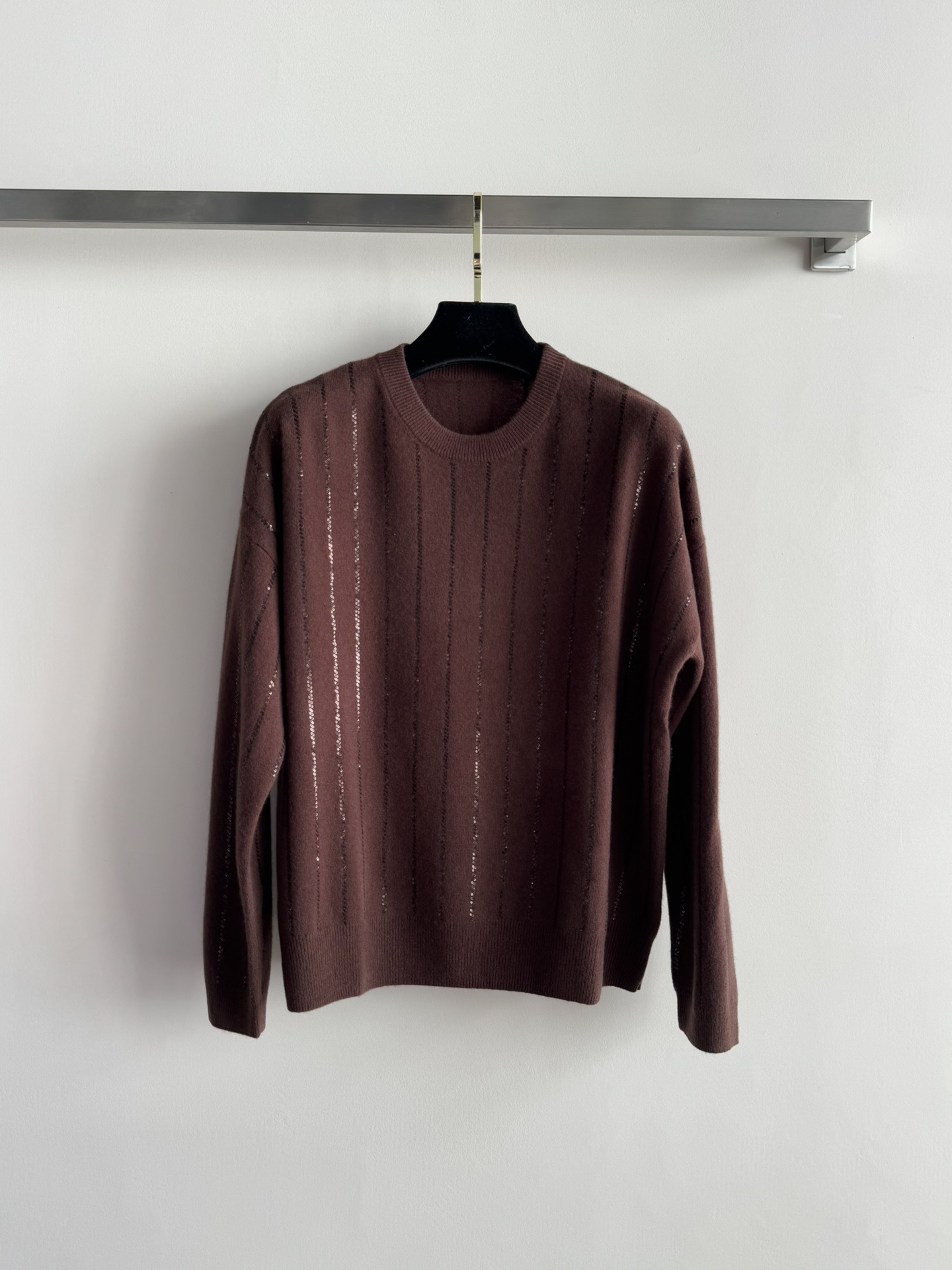 NO:607147,BC*25FW new round-neck cardigan, embellished with vertical stripes of sequins, adds a sense of sophistication, is simple and elegant, and is not monotonous. The upper body is fashionable, lazy style, casual and versatile. It can be matched casually to show a gentle temperament. It is a must-have item for daily commuting. Two-color SML,, alexander wang19860909BC*25FW新款圆领羊毛衫,竖条亮片点缀 增添精致感简约大方又不单调 上身时尚范,慵懒风,休闲百搭款 可随意搭配都显温柔气质,日常通勤必备单品两色SML,,alexander wang,Women's clothing