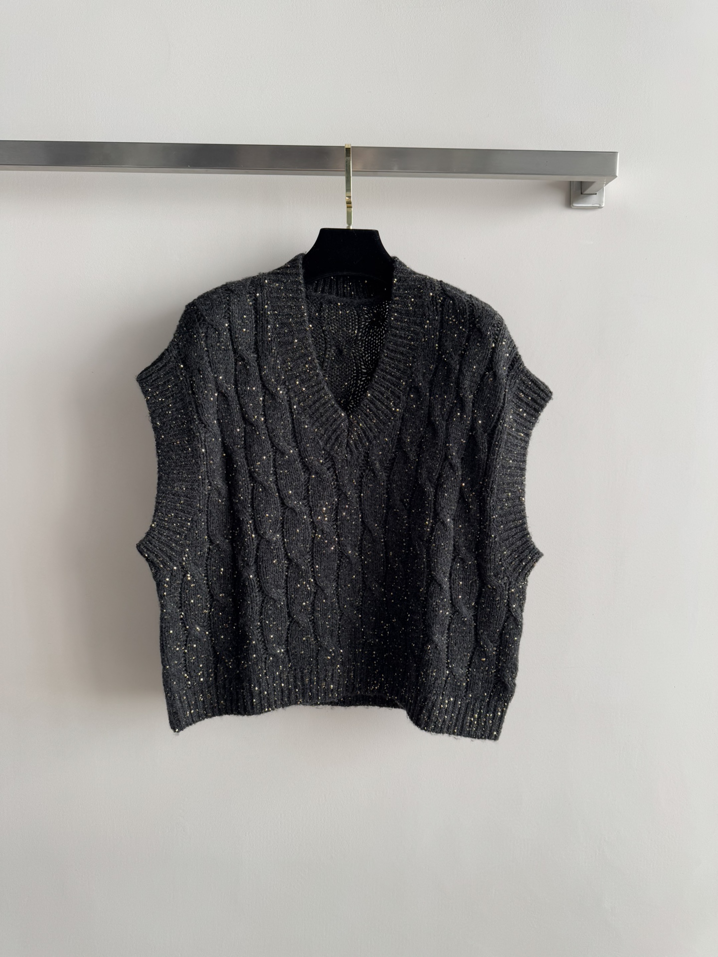 NO:607152,Brunello Cucinell* new autumn and winter black starry sky glitter waistcoat, shiny twist pattern silk and linen knitted vest, cashmere and wool are combined to create this kind of breathable and comfortable fabric. The yarn sandwiched with small sequins shuttles through the body, and the sparkling light brings a touch of elegant and feminine charm. The deconstructed shoulders and wide cuffs design make it indescribably comfortable to wear. Pair it with tapered jeans  Add a silk scarf as decoration, cool and feminine. SML,, brunello cucinelli, jeans, alexander wang19860909Brunello Cucinell*秋冬新款黑色星空闪片坎肩马甲,闪耀麻花纹丝麻针织背心,羊绒与羊毛组合,创造出这种既透气又舒适的面料.夹着小亮片的纱线穿梭于衣身,闪闪的亮光带来了一抹优雅的柔美魅力.解构肩部和宽大袖口设计,舒适的穿着感无可言状.搭配锥形牛仔裤 外加丝巾作为装饰,酷帅又不失女人味.SML,,brunello cucinelli,jeans,alexander wang,Women's clothing