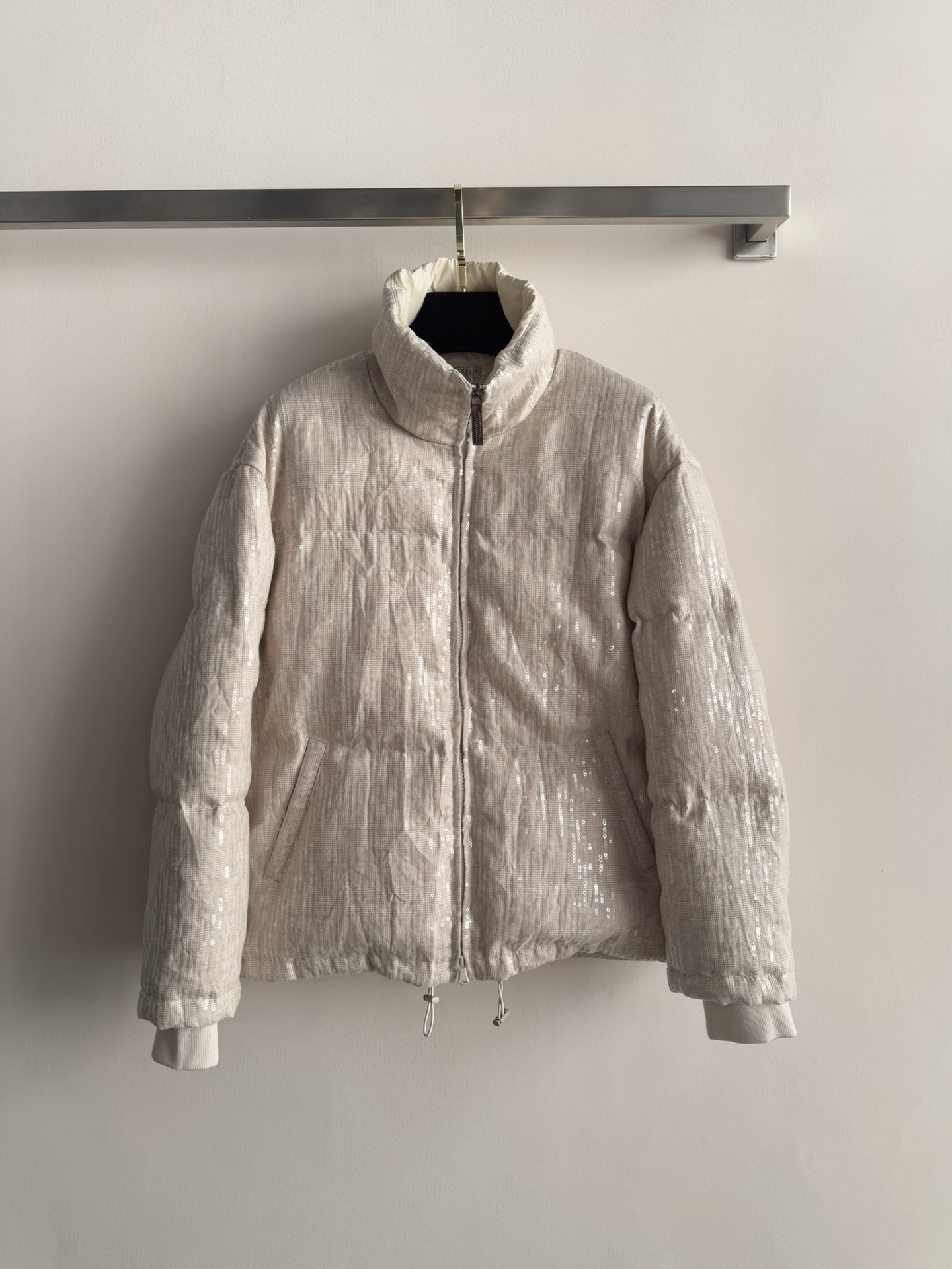 NO:607155,Comes with dust bag Brounello Cucinelli 25 new autumn and winter style, stand-up collar down jacket, sequined exquisite workmanship embellished hem can be adjusted with a drawstring, filled with goose down, a combination of warmth and beauty~ＳＭＬ,,jackets & coats,down jacket,alexander wang19860909配防尘袋BrounelloCucinelli25秋冬新款,立领羽绒服外套,亮片精致工艺点缀下摆可抽绳调节,填充物鹅绒,保暖跟美貌并存的一款～ＳＭＬ,,jackets & coats,down jacket,alexander wang,Women's clothing