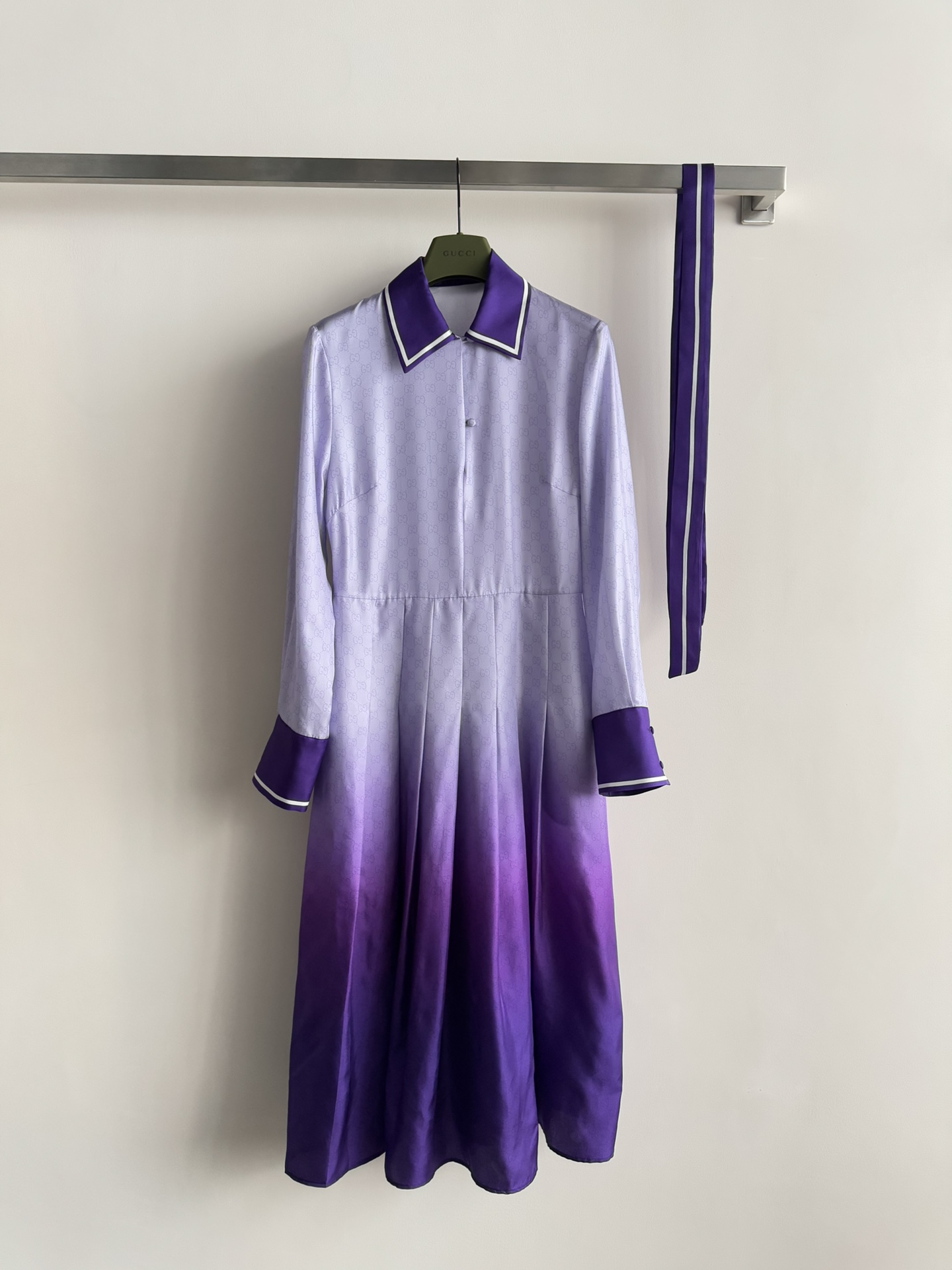 NO:607159,GUCC*25FW new silk shirt dress is designed with a gradient from light purple to deep purple. It is printed with the brand's iconic double G presbyopic dark pattern. It is a luxurious and high-end shirt-style version. It is equipped with a long ribbon that can be tied into a tie. The collar, cuffs, and bow tie are decorated with purple and white edges. The skirt is pleated to add a sense of smart layering. The style is elegant and brand-recognizable!  SMLXL,,gucci,skirts,shirts,real silk,ties,alexander wang19860909GUCC*25FW新款真丝衬衫式连衣裙整体为淡紫到深紫渐变设计 加上印有品牌标志性双G老花暗纹奢华高级采用衬衫式版型 搭配可系成领带的长飘带领口、袖口、领结有紫色镶白边撞色装饰,裙摆是百褶设计增添灵动层次感 风格优雅且具品牌辨识度！SMLXL,,gucci,skirts,shirts,real silk,ties,alexander wang,Women's clothing