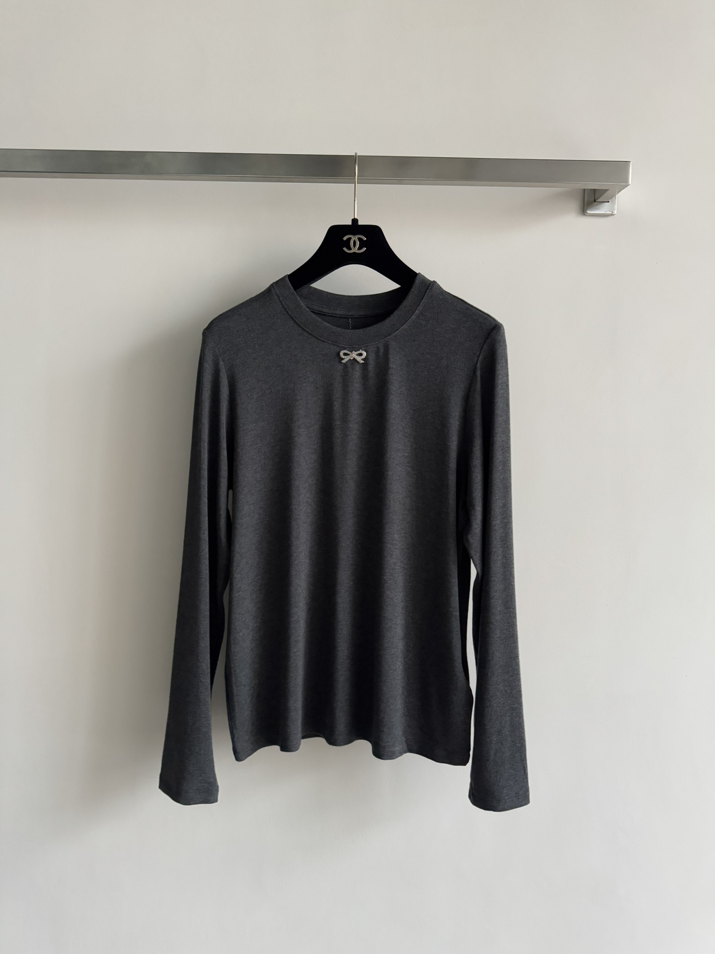 NO:608105,CHANE*25 new autumn and winter bottoming shirt fabric texture is soft and delicate. The upper body is very comfortable and has a basic close-fitting fit. It is decorated with small bows to make it more refined. It has a little bit of age-reducing caution and is playful. Whether it is a base layer or a single wear, you can’t miss it. A two-color SML-,,chanel,alexander wang19860909CHANE*25秋冬新款打底衫面料质地柔软细腻 上身非常舒适基础贴身版型 采用小蝴蝶结装饰点缀更为精致 带点减龄小心机小俏皮 无论打底或单穿都不能错过的一款两色ＳＭＬ-,,chanel,alexander wang,Women's clothing