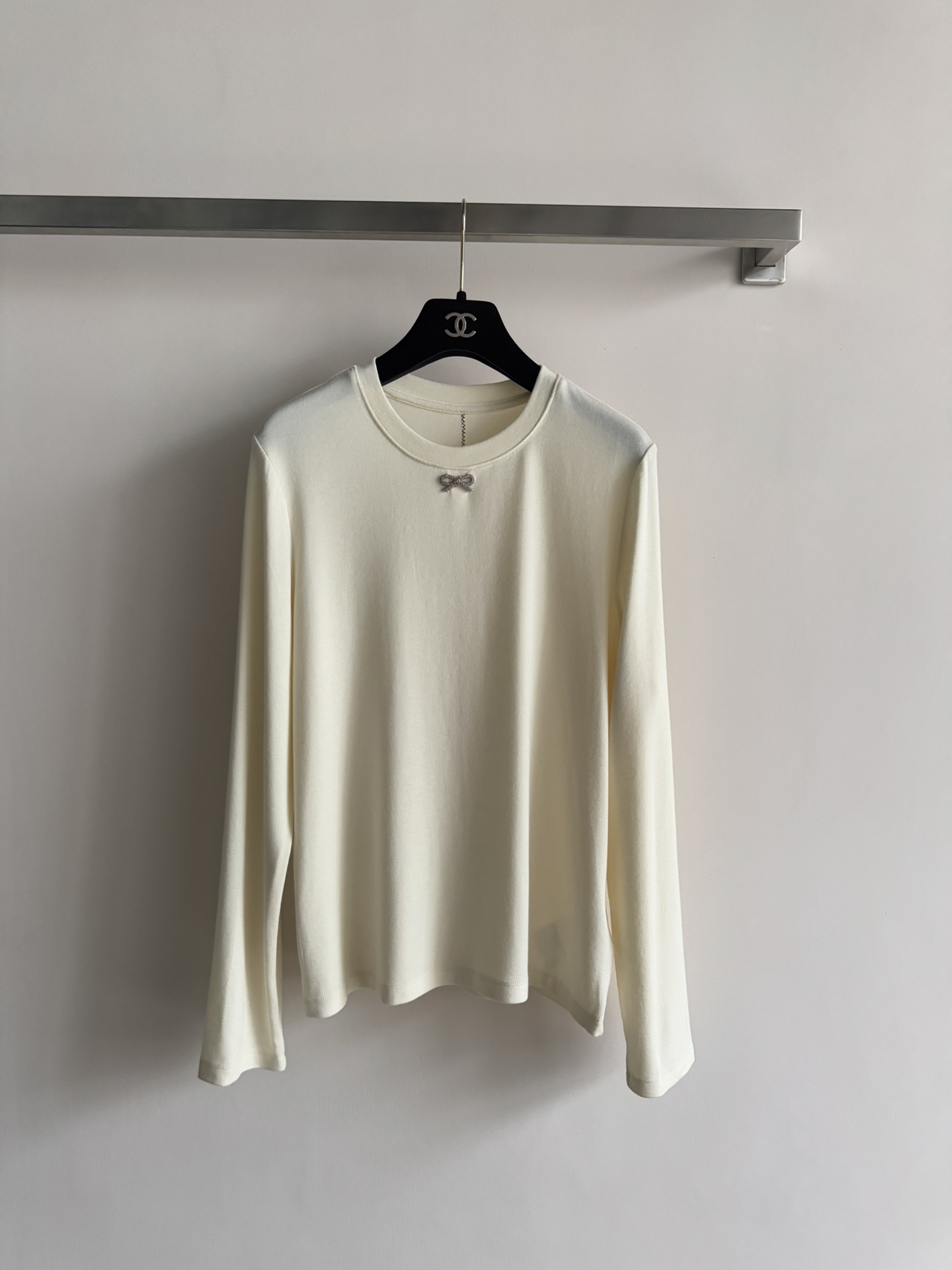 NO:608111,CHANE*25 new autumn and winter bottoming shirt fabric texture is soft and delicate. The upper body is very comfortable and has a basic close-fitting fit. It is decorated with small bows to make it more refined. It has a little age-reducing and playful look. It is a two-color SML that you cannot miss whether you are wearing it as a base or alone. SML, chanel, alexander wang19860909CHANE*25秋冬新款打底衫面料质地柔软细腻 上身非常舒适基础贴身版型 采用小蝴蝶结装饰点缀更为精致 带点减龄小心机小俏皮 无论打底或单穿都不能错过的一款两色ＳＭＬ,,chanel,alexander wang,Women's clothing