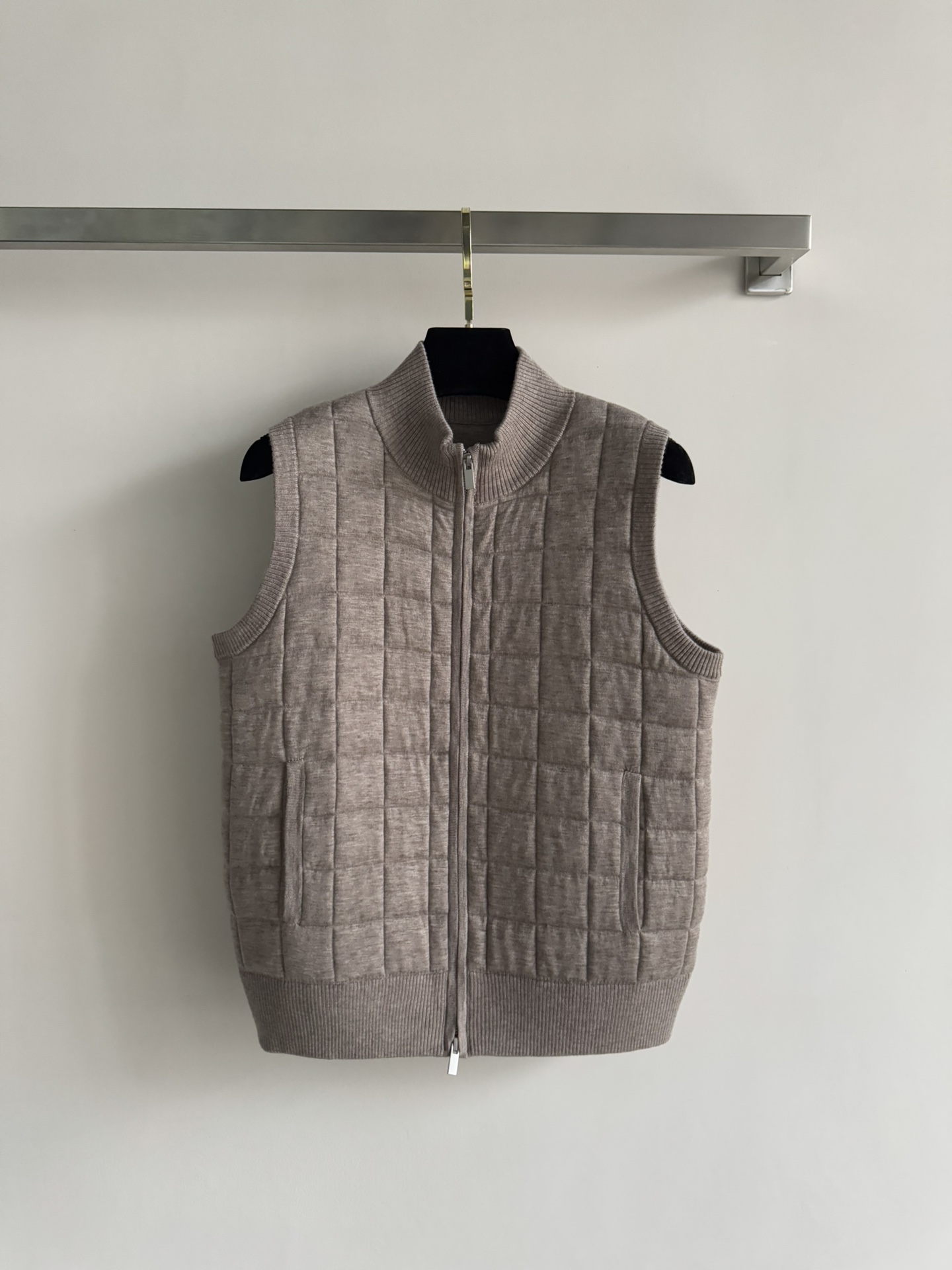 NO:608099,Laure*25FW new zipper stand collar vest. The wool feels soft and warm. The elastic cotton filling is warm and practical. It is minimalist and fashionable. Casual and versatile, it can be worn as a layered base to create a relaxed feeling. It is suitable for daily travel or leisure and entertainment!  SML-,,alexander wang19860909Laure*25FW新款拉链立领马甲羊毛手感软糯暖和 填充物弹力棉保暖实穿 极简时尚 休闲百搭叠穿打底穿出松弛感 无论是日常出行还是休闲娱乐都很适合！SML-,,alexander wang,Women's clothing