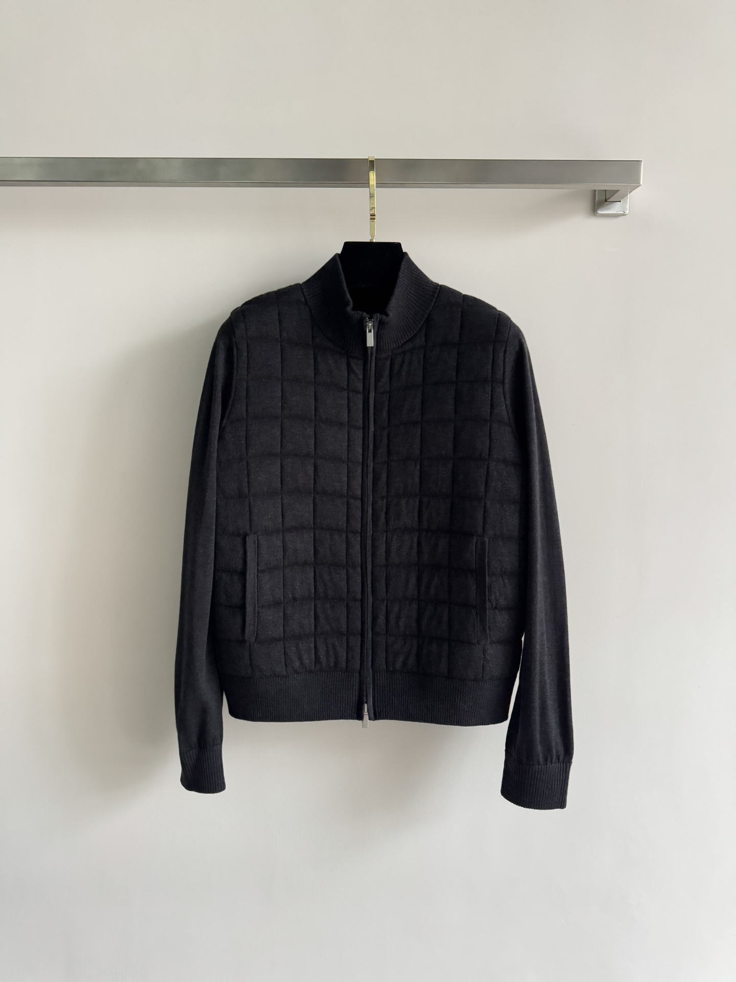 NO:608093,Laure*25FW new zipper stand collar jacket. The wool feels soft and warm. The elastic cotton filling is warm and practical. It is minimalist and fashionable. It is casual and versatile and gives a relaxed feeling. It is suitable for daily travel or leisure and entertainment!  SML-,,jackets & coats,alexander wang19860909Laure*25FW新款拉链立领外套 羊毛手感软糯暖和 填充物弹力棉保暖实穿 极简时尚 休闲百搭上身穿出松弛感 无论是日常出行还是休闲娱乐都很适合！SML-,,jackets & coats,alexander wang,Women's clothing