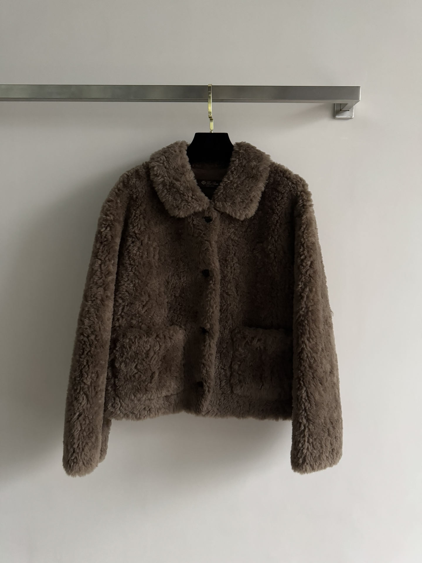 NO:608081,The outer layer of Lorpian's latest wool jacket is made of fluffy and soft plush fabric, which is warm to the touch. The inner layer is lined with brown suede texture, which improves wearing comfort and texture. It has a fold-over collar and placket design. The style combines fashion and warmth. SML-,,jackets & coats,chamois leather,alexander wang19860909Lorpian*新款羊毛外套外层采用蓬松柔软的毛绒面料 触感温暖 内里是棕色麂皮质感衬里,提升穿着舒适度与质感 设有翻折领口与开襟设计 风格兼具时尚感与保暖性SML-,,jackets & coats,chamois leather,alexander wang,Women's clothing