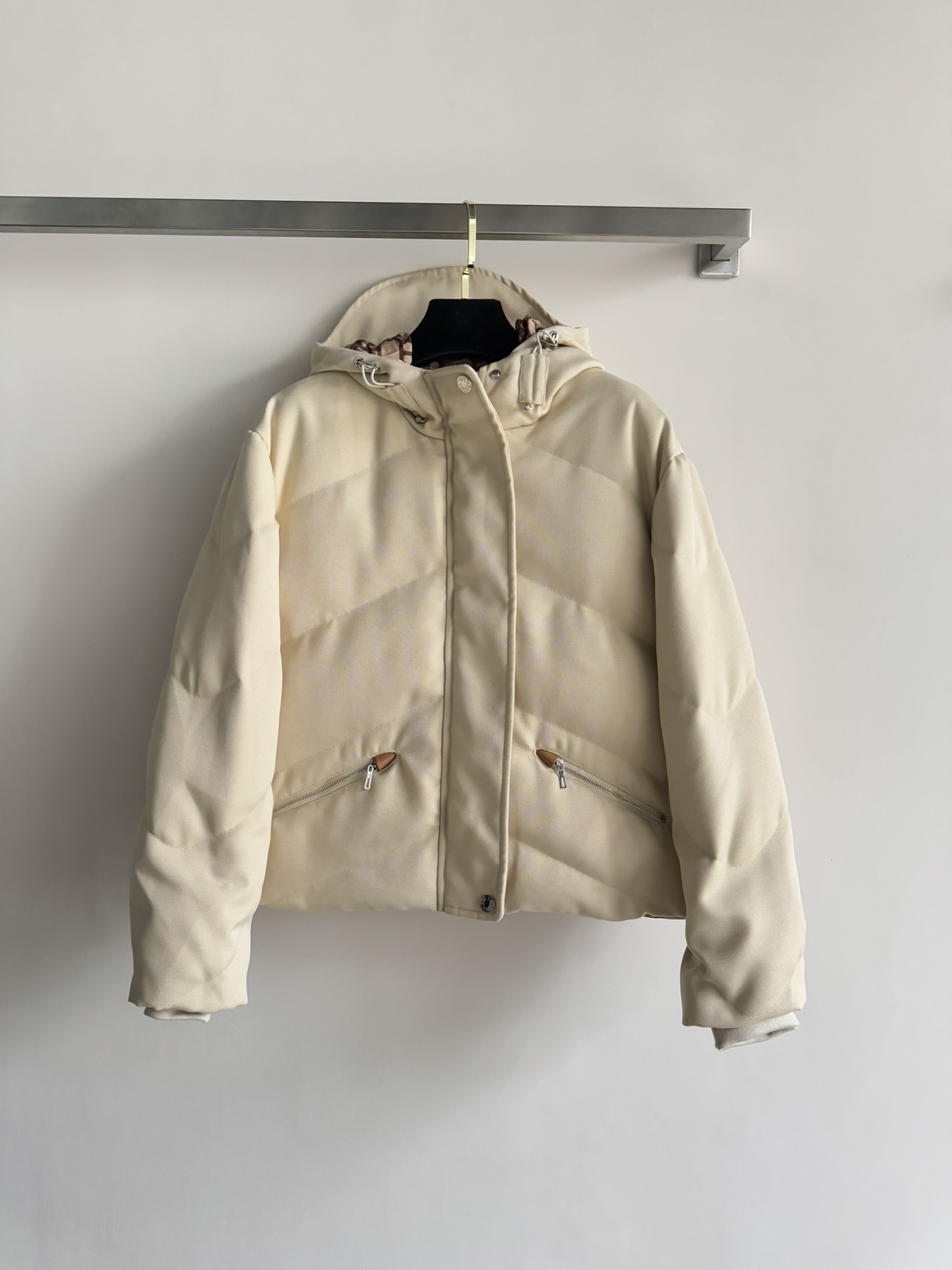 NO:608045,Comes with a dust bag. Hermé's must-have extra-thick down jacket in winter is warm and stylish. The simple decoration on the sleeves is not only clean and neat, but also makes the body proportions look more perfect. It is not picky at all and can be easily handled even in the cold winter in the north. It is good news for the north that you will no longer be afraid of the cold in winter.  The hooded design not only adds a sense of fashion, but also provides extra protection for the head in the cold winter. This down jacket is suitable for any beauty-loving women, whether it is daily commuting or outdoor activities, you can wear it in your own style SML-, hermes, down jacket, hats, alexander wang19860909配防尘袋Hermé冬季必备超厚羽绒服连帽保暖又时尚 袖子上装饰简约基础款不仅干净利落,还能让身材比例看起来更加完美.完全不挑人即便是北方严寒的冬天,也能轻松应对.让冬天再也不怕冷,是北方的福音 连帽设计不仅增添了时尚感,在寒冷的冬天里也为头部提供了额外的保护.这款羽绒服适合任何爱美的女性,无论是日常通勤还是户外活动,都能穿出自己的风格SML-,,hermes,down jacket,hats,alexander wang,Women's clothing