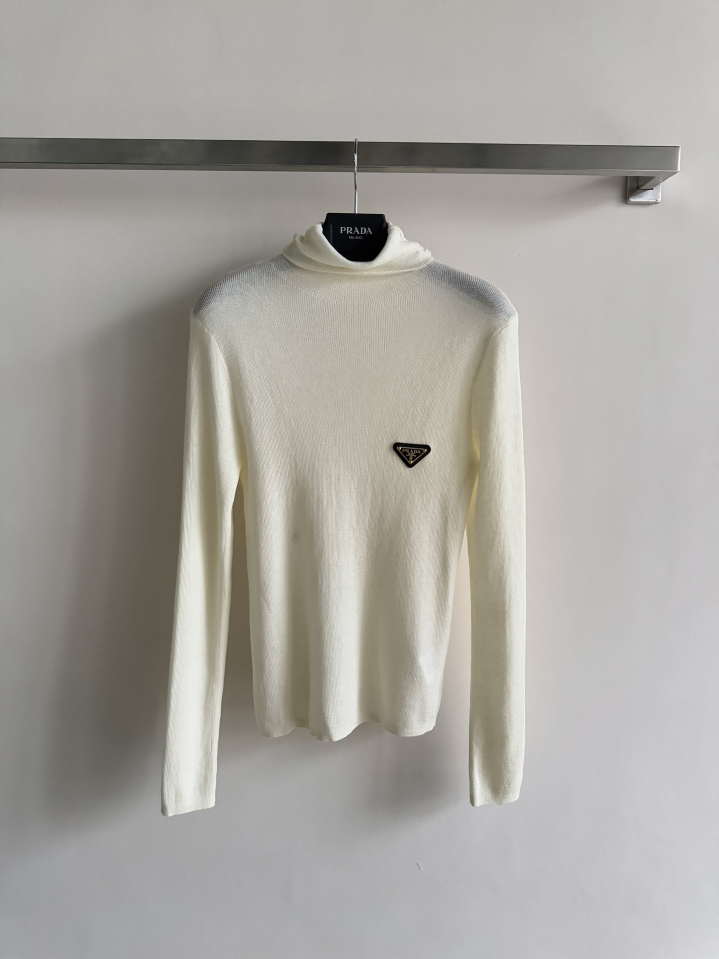 NO:609019,PRAD*25 new autumn and winter high-collar bottoming shirt fabric texture is slightly see-through. The upper body is soft and comfortable and has a basic close-fitting fit. It is more refined with the triangle logo embellishment. It has a little age-reducing, subtle and playful look. It is a simple yet sophisticated style that you can’t miss whether you are wearing it as a base or wearing it alone. Three-color SML, prada, alexander wang19860909PRAD*25秋冬新款高领打底衫面料质地微透 上身柔软舒适基础贴身版型,采用三角标logo点缀更为精致 带点减龄小心机小俏皮 无论打底或单穿都不能错过的一款简中带精,三色ＳＭL,,prada,alexander wang,Women's clothing