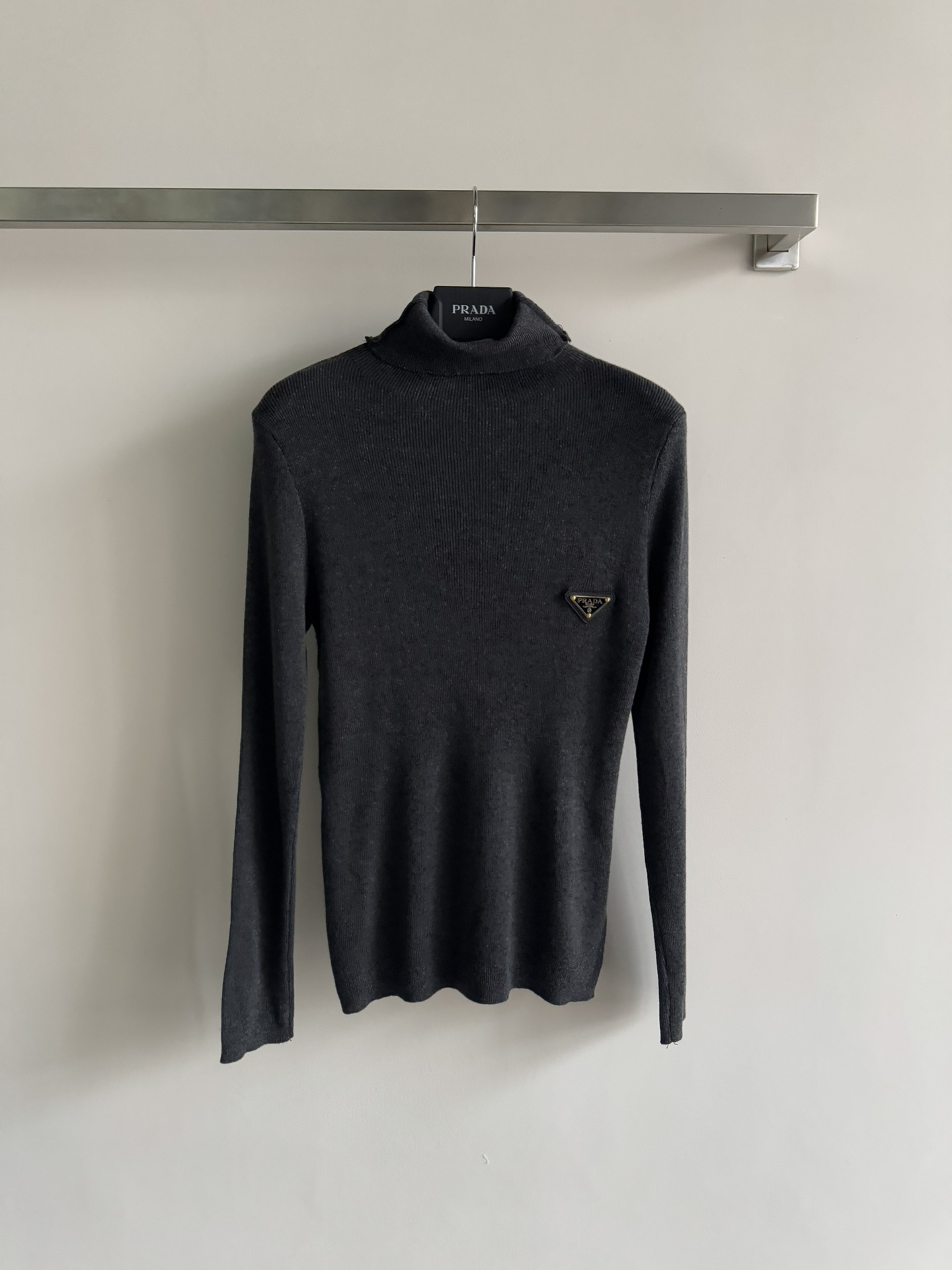 NO:609028,PRAD*25 new autumn and winter high-collar bottoming shirt fabric texture is slightly see-through. The upper body is soft and comfortable and has a basic close-fitting version. It is decorated with a triangle logo to make it more refined. It has a little age-reducing, careful and playful look. It is a simple yet sophisticated style that you can’t miss whether you are wearing it as a base or alone. Three colors SML, prada, alexander wang19860909PRAD*25秋冬新款高领打底衫面料质地微透 上身柔软舒适基础贴身版型,采用三角标logo点缀更为精致 带点减龄小心机小俏皮 无论打底或单穿都不能错过的一款简中带精,三色ＳＭＬ,,prada,alexander wang,Women's clothing