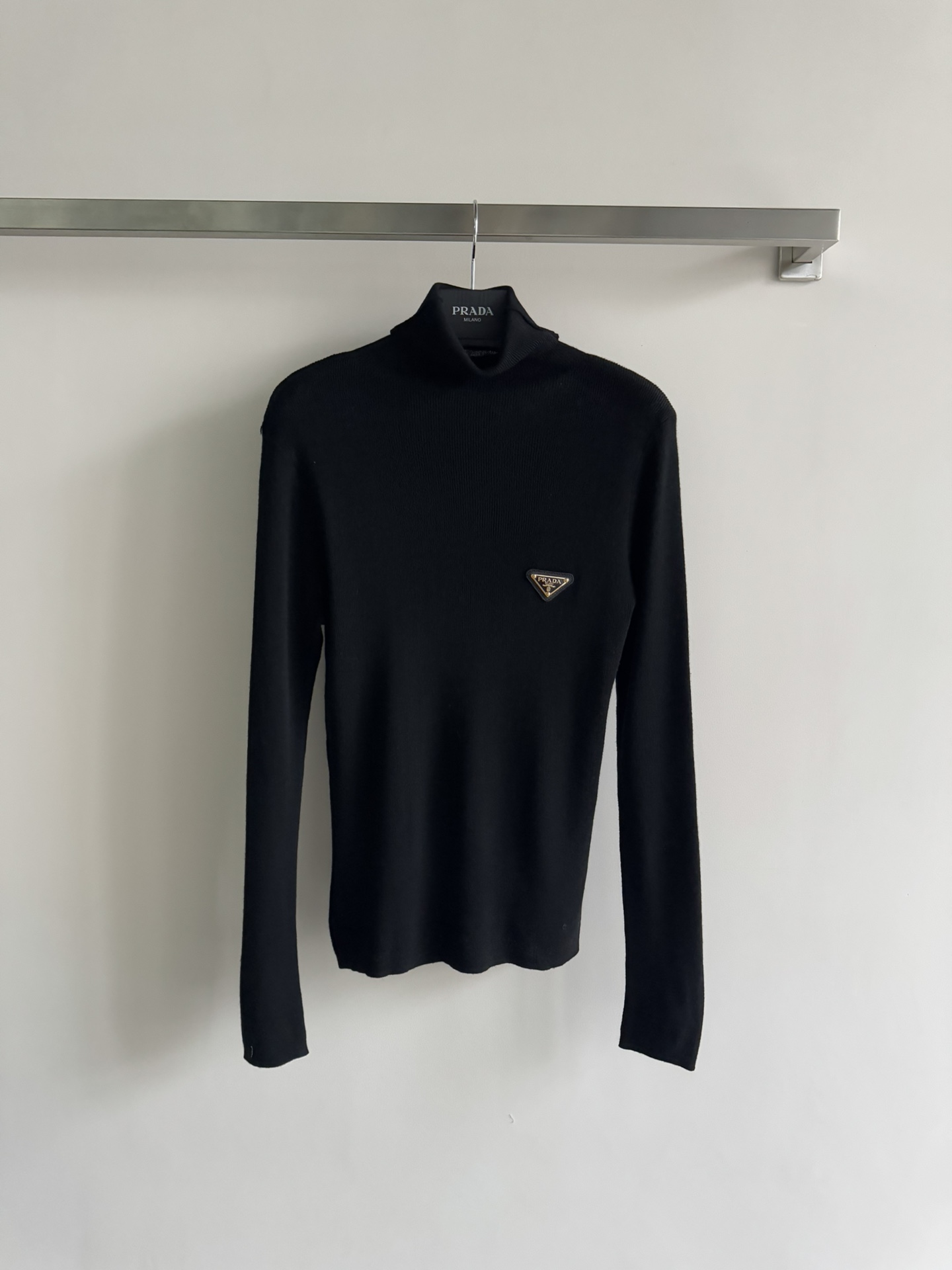 NO:609037,PRAD*25 new autumn and winter high-collar bottoming shirt fabric texture is slightly see-through. The upper body is soft and comfortable and has a basic close-fitting version. It is decorated with a triangle logo to make it more refined. It has a little age-reducing, careful and playful look. It is a simple yet sophisticated style that you can’t miss whether you are wearing it as a base or alone. Three colors SML, prada, alexander wang19860909PRAD*25秋冬新款高领打底衫面料质地微透 上身柔软舒适基础贴身版型,采用三角标logo点缀更为精致 带点减龄小心机小俏皮 无论打底或单穿都不能错过的一款简中带精,三色ＳＭＬ,,prada,alexander wang,Women's clothing