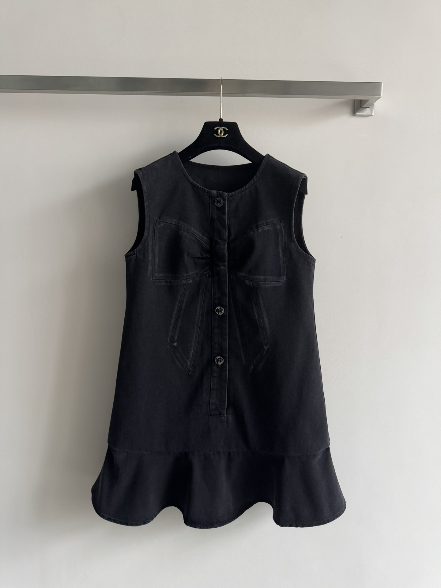 NO:609046,CHAEN*25FW new sleeveless denim skirt, a must-have style for those who want to reduce age, is embellished with bow prints, the upper body has a sweet and girly feel, and the hem has a ruffled lace design. It modifies the legs to make you taller and slimmer. It is also friendly to short girls [let me see] Girls should not be able to resist this kind of washed denim. It is very beautiful!  SML,,skirts,alexander wang19860909CHAEN*25FW新款无袖牛仔裙,减龄必入的百款采用蝴蝶结印花点缀,上身甜美少女感下摆荷叶花边设计,修饰腿细显高显瘦哦,对矮个子mm也很友好的[让我看看]女生应该都抵抗不了这种水洗牛仔非常好看！SML,,skirts,alexander wang,Women's clothing