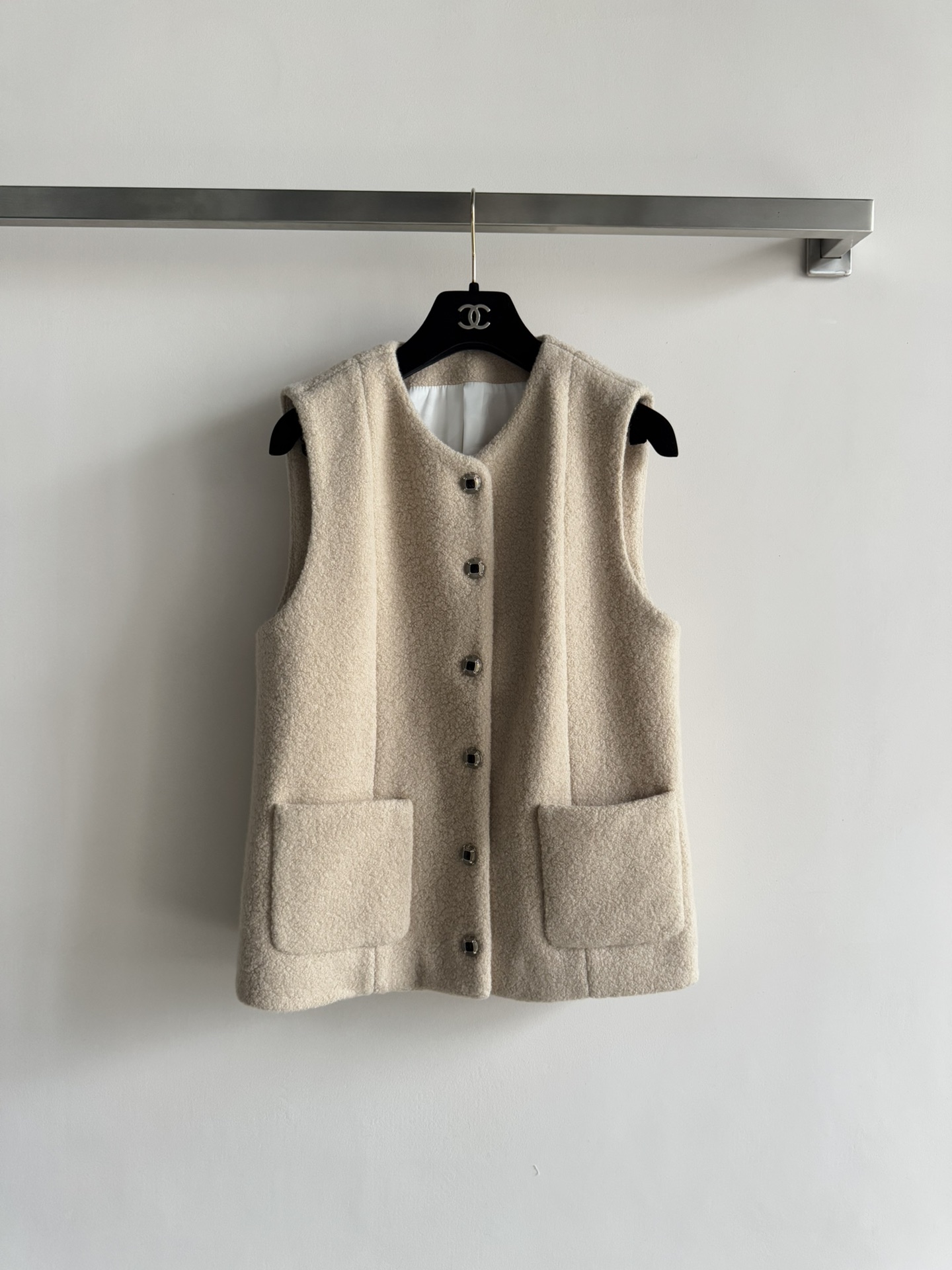 NO:609036,CHAEN*25FW new lamb wool vest jacket, double pocket design, with a row of exquisite buttons embellished with khaki color, very autumn and winter atmosphere, very fashionable when layered and matched ~ classic and timeless!  Warm and comfortable, versatile and elegant SML, jackets & coats, alexander wang19860909CHAEN*25FW新款羊羔毛马甲外套, 双口袋设计,搭配一排精致纽扣点缀卡其色系非常有秋冬氛围感叠穿搭配非常洋气～经典不过时！保暖舒适 百搭显气质SML,,jackets & coats,alexander wang,Women's clothing