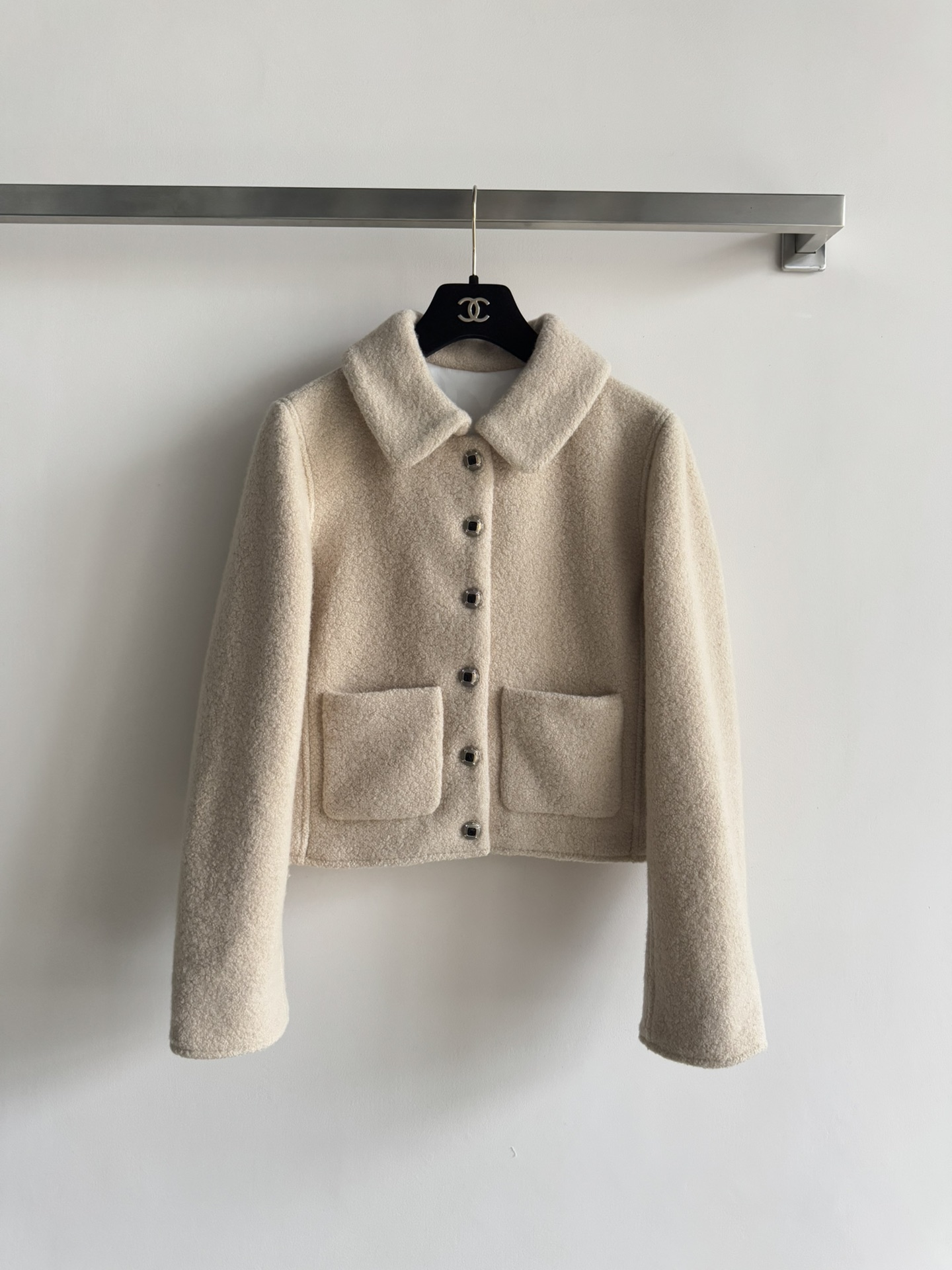 NO:609051,CHAEN*25FW new lamb wool lapel jacket, double pocket design, embellished with a row of exquisite buttons, khaki color, very autumn and winter atmosphere, very fashionable ~ classic but not outdated!  Warm and comfortable, versatile and elegant SML, jackets & coats, alexander wang19860909CHAEN*25FW新款羊羔毛翻领外套, 双口袋设计,搭配一排精致纽扣点缀卡其色系非常有秋冬氛围感非常洋气～经典不过时！保暖舒适 百搭显气质SML,,jackets & coats,alexander wang,Women's clothing