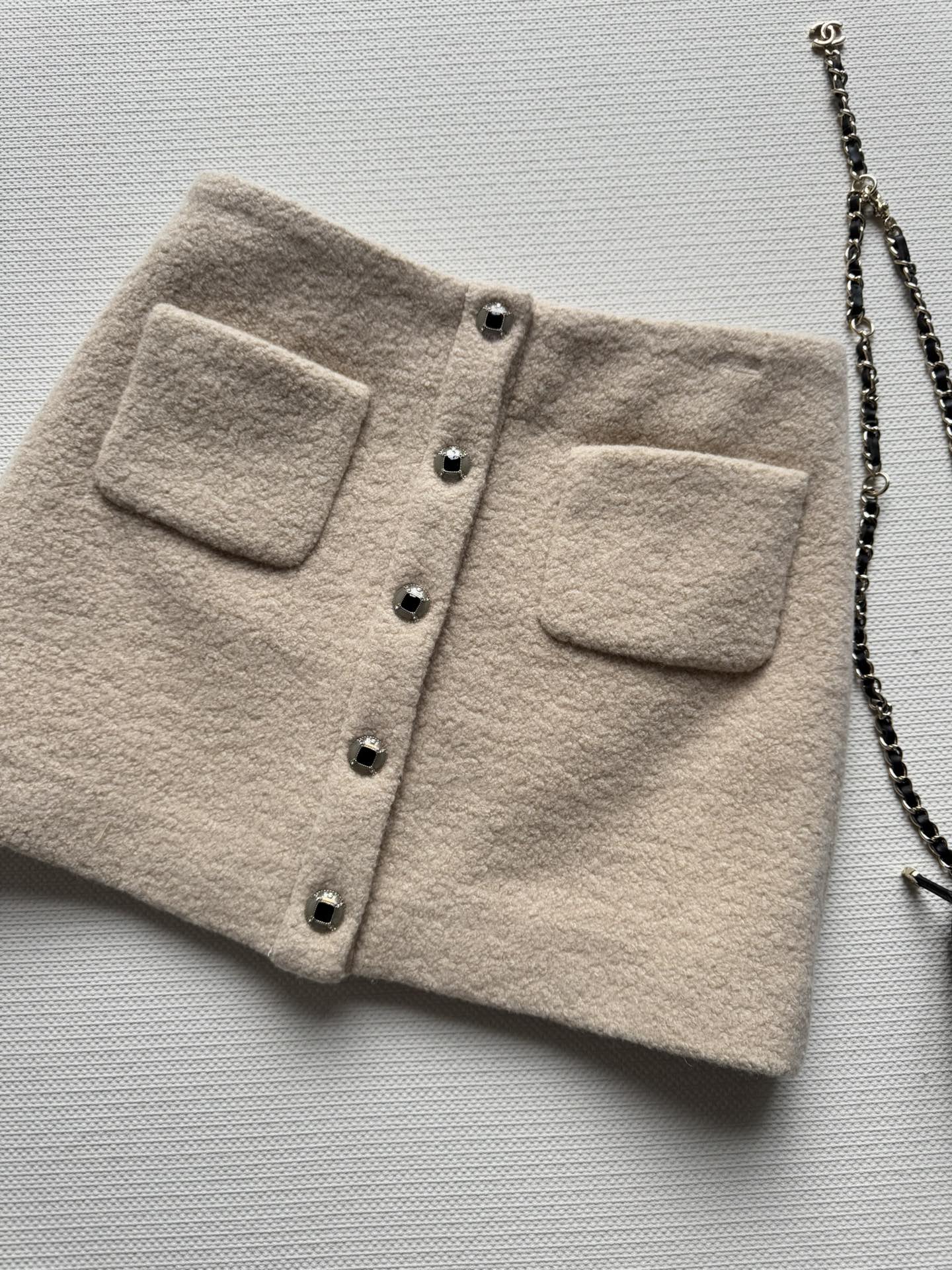 NO:609045,CHAEN*25FW new lamb wool skirt, double pocket design, with a row of exquisite buttons. The khaki color has a very autumn and winter atmosphere. It is very fashionable when paired~warm and comfortable. Versatile and elegant. SML,,skirts,alexander wang19860909CHAEN*25FW新款羊羔毛半裙, 双口袋设计,搭配一排精致纽扣点缀卡其色系非常有秋冬氛围感搭配起来非常洋气～保暖舒适 百搭显气质SML,,skirts,alexander wang,Women's clothing