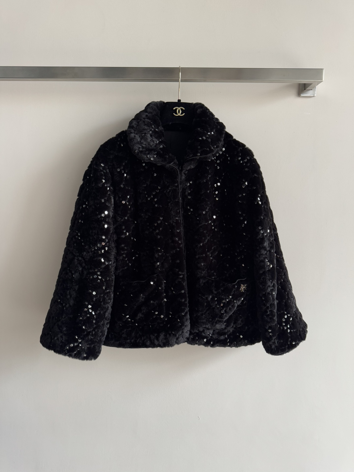 NO:609053,Chane*’s new Coco Neige ski series furry short sequined jacket is imitation fur + sequin embellishment, and the double CLogo dark pattern is super recognizable!  Cape style, soft and warm. Easy to wear on daily ski vacations, fashionable and practical SML-,,chanel,jackets & coats,alexander wang19860909Chane*新款Coco Neige滑雪系列毛毛短款亮片外套仿皮草+亮片点缀,双CLogo暗纹超有辨识度！斗篷款式,柔软又保暖.日常滑雪度假都能轻松驾驭,时尚又实用SML-,,chanel,jackets & coats,alexander wang,Women's clothing