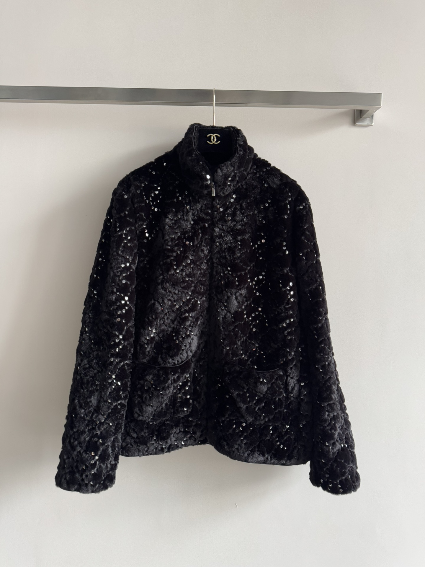 NO:609026,Chane*’s new Coco Neige ski series furry sequined jacket is imitation fur + sequin embellishment, and the double CLogo dark pattern is super recognizable!  Stand collar zipper double pocket design, soft and warm. Easy to use on daily ski vacations, fashionable and practical SML-,,chanel,jackets & coats,alexander wang19860909Chane*新款Coco Neige滑雪系列毛毛亮片外套仿皮草+亮片点缀,双CLogo暗纹超有辨识度！立领拉链双口袋设计,柔软又保暖.日常滑雪度假都能轻松驾驭,时尚又实用SML-,,chanel,jackets & coats,alexander wang,Women's clothing