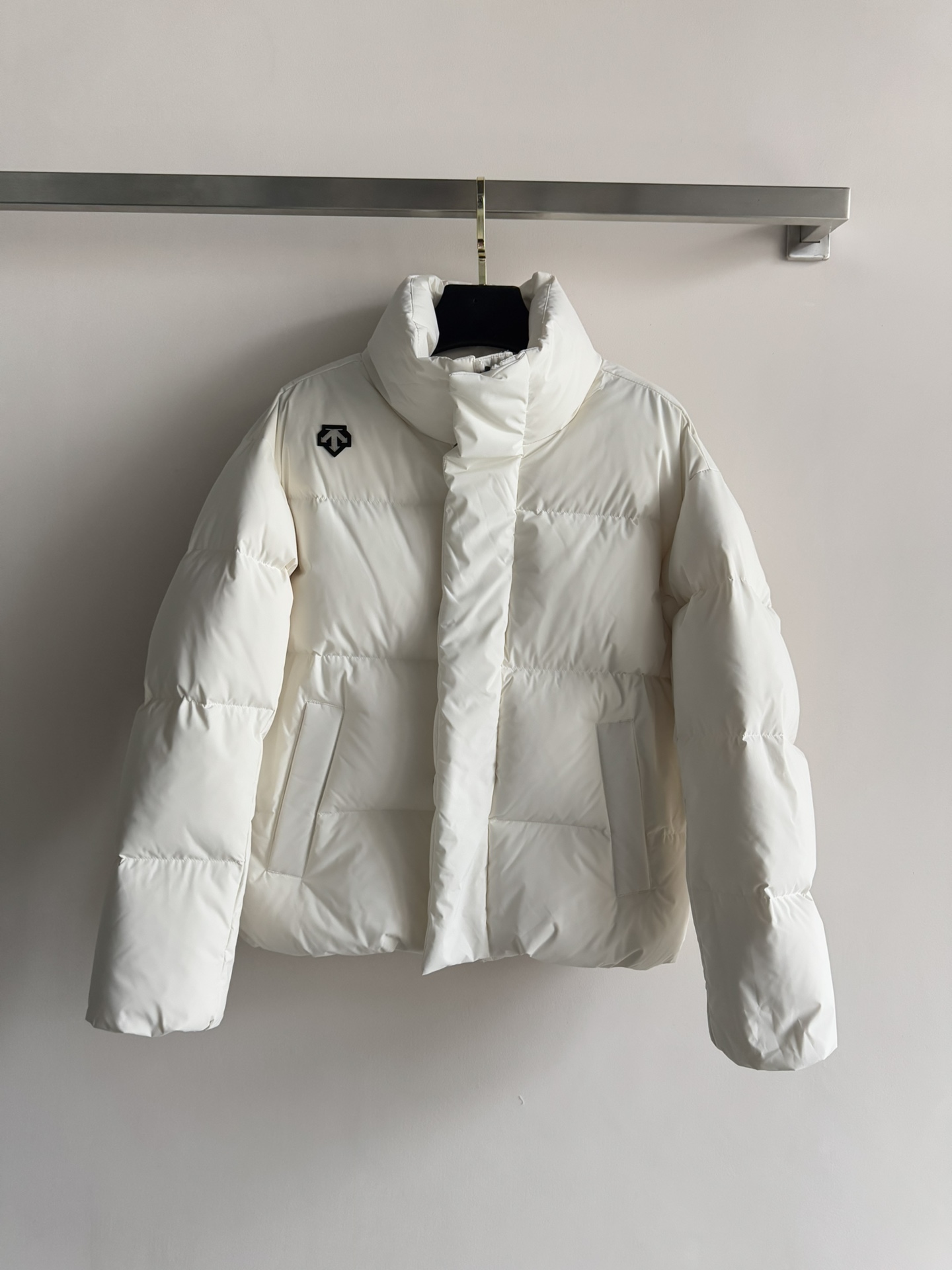 NO:609025,Comes with dust bag DESCENT* new autumn and winter stand-up collar down jacket. Specially customized fabric feels smooth and glutinous. The amount of down is great. It is fashionable and versatile. It is light, easy to wear and has texture. The collar letter printing design. The upper body is fashionable and age-reducing. It can be matched as you like~SML,,down jacket,alexander wang19860909配防尘袋DESCENT*秋冬新款立领羽绒服 特别定制面料手感滑糯 充绒量超赞 元气时尚又百搭 巨轻盈好穿又有质感的一款 领子字母印花设计 上身时髦减龄 随意搭配～SML,,down jacket,alexander wang,Women's clothing