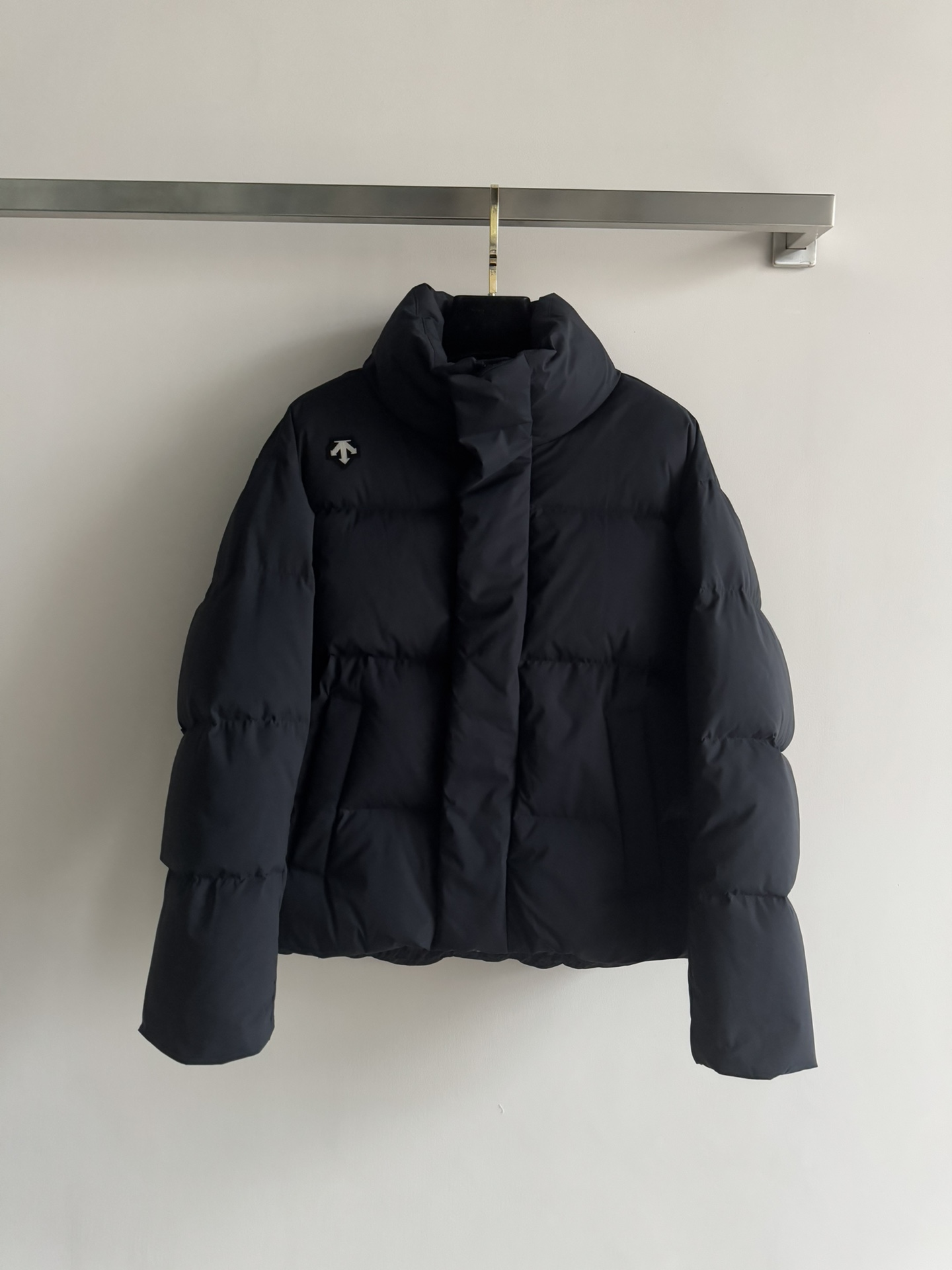 NO:609035,Comes with dust bag DESCENT* new autumn and winter stand-up collar down jacket. Specially customized fabric feels smooth and glutinous. The amount of down is great. It is fashionable and versatile. It is light, easy to wear and has texture. The collar letter printing design. The upper body is fashionable and age-reducing. It can be matched as you like~SML,,down jacket,alexander wang19860909配防尘袋DESCENT*秋冬新款立领羽绒服 特别定制面料手感滑糯 充绒量超赞 元气时尚又百搭 巨轻盈好穿又有质感的一款 领子字母印花设计 上身时髦减龄 随意搭配～SML,,down jacket,alexander wang,Women's clothing