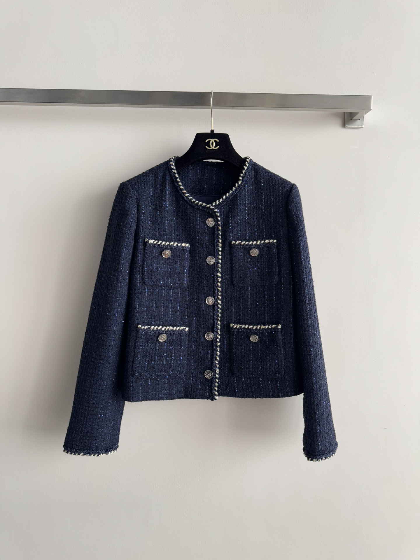 NO:609825,CHAEN*25 New Autumn and Winter Style Duffel Small Fragrance Jacket. The addition of sequins makes the whole dress look more advanced. The single-row buttons are exquisite and eye-catching. The upper body is easy to match the golden proportion of the body. The elegant lady. The small fragrance style jacket is simply a must-have and versatile item in every girl's wardrobe. Size/S-M-L,,jackets & coats,gold,alexander wang19860909CHAEN*25秋冬新款 粗呢小香风外套 亮片的加入点缀 使整件衣看着更高级氛围感简直拉满单排纽扣精致吸睛 版型上身轻松拿捏黄金比例身材 气质名媛 小香风外套简直是每一个少女衣柜里必备的一件百搭单品Size/S-M-L,,jackets & coats,gold,alexander wang,Women's clothing