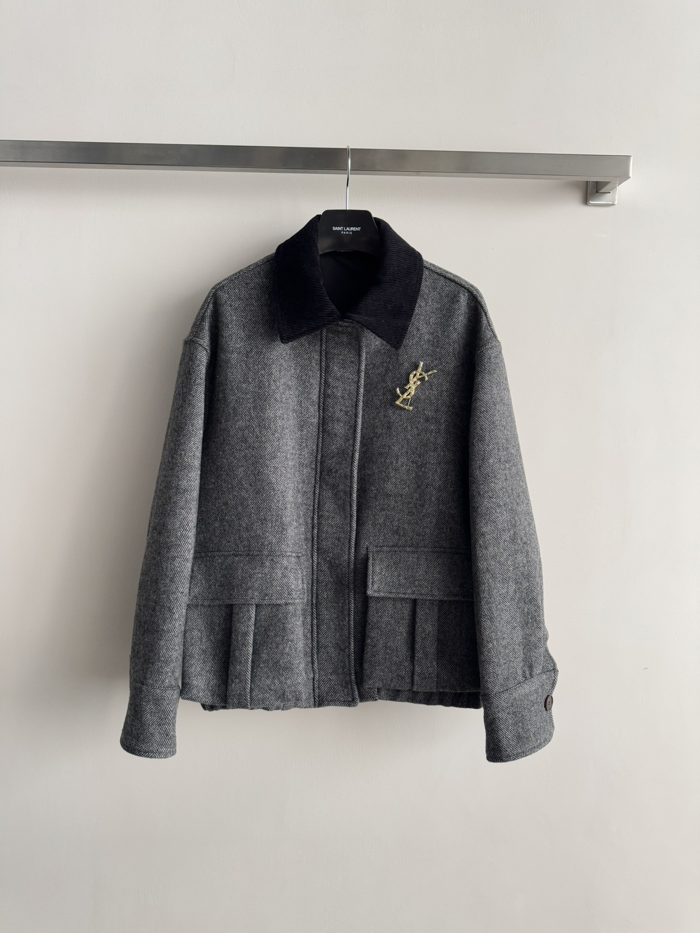 NO:609819,Saint Lauren* 25 new woolen jacket, high-end gray series, corduroy lapel design, detachable brooch on the chest, slightly edged hem pocket design, sweet and salty temperament, age-reducing girlish style, interpretation of a variety of wear, loose version, super slimming upper body!  Highly recommend SML for self-retention, saint laurent, jackets & coats, brooch, breastpin, alexander wang19860909Saint Lauren* 25新款毛呢外套高级格雷灰系列 翻领灯芯绒设计 胸前搭配可拆卸胸针 下摆口袋微收边设计 可甜可盐气质减龄少女风演绎多种穿搭宽松版型上身巨显瘦！强烈推荐自留款SML,,saint laurent,jackets & coats,brooch，breastpin,alexander wang,Women's clothing