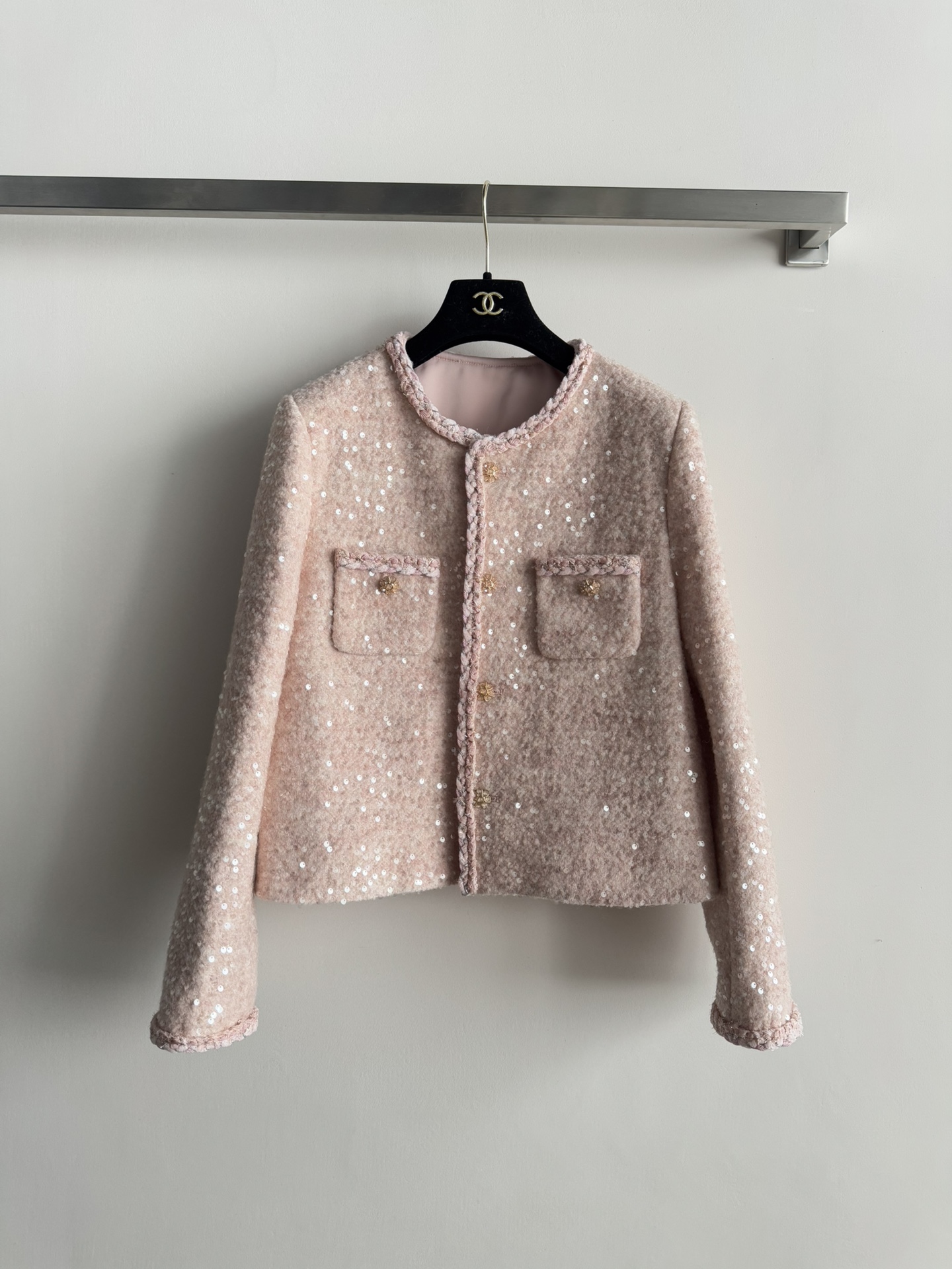 NO:609840,CHAEN*25 New Style for Autumn and Winter Exquisite Sequined Tweed Jacket Who can resist this fragrant jacket with a touch of cherry blossom pink? It contains 45% wool and is very thick for autumn and winter. The extremely warm fabric is dotted with many transparent sequins. When the light shines on it, it will shine in your heart. The key is that it does not pierce the skin at all. The ribbons on the sides are very comfortable and very delicate. I am very satisfied with the details!  There is also this pink crystal cherry blossom buckle. The texture is amazing. Match it with the cherry blossom pink jacket. It is gentle and girly. It has an elegant temperament and is so exciting. SML,,jackets & coats,alexander wang19860909CHAEN*25秋冬新款 精致亮片粗呢花外套 谁能拒绝这件淡淡樱花粉的小香风外套啊它含45羊毛的,秋冬穿也很厚实,保暖性绝绝子面料上点缀了好多透明珠片,灯光下一照闪到心坎里,关键是完全不扎皮肤,舒适度拉满边边的织带做得特别精致,细节控表示很满意！还有这个粉色水晶樱花扣,质感绝了和樱花粉的外套一搭,温柔又少女,气质高雅太心动啦SML,,jackets & coats,alexander wang,Women's clothing