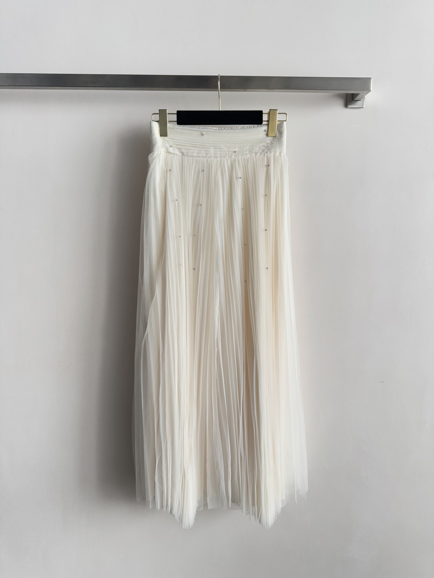 NO:609845,The 25FW new mesh skirt is designed with hand-drilled diamonds. It has a sense of sophistication. This gauze skirt has a great drape. The looming visual effect is beautiful. The color is gentle and elegant, showing the elegance. The skirt is made of enough material and the skirt ripples freely when walking. The elastic elastic waist is very tolerant and versatile all year round. SML-,, skirts, alexander wang1986090925FW新款网纱半身裙采用手工钉钻设计 精致感拉满这款纱裙垂坠感极好若隐若现的视觉效果绝美色系温柔展现优雅气质,用料超足的半裙行走间裙摆随意荡漾,弹力松紧腰的包容性极强一年四季百搭款SML-,,skirts,alexander wang,Women's clothing