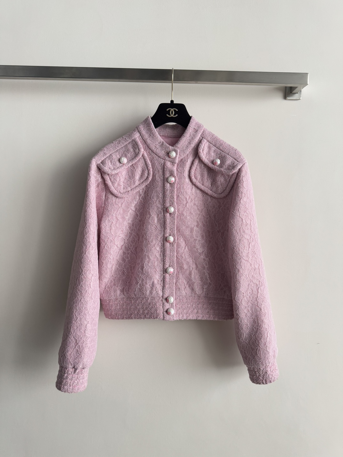 NO:609802,CHAEN*25 new autumn and winter new pink lace tweed jacket, romantic and soft pink lace, gave birth to this highly recognizable short jacket. It is made of delicate lace tweed fabric, the light pink tone is as gentle as spring cherry blossoms, and the hollow texture of the lace adds a bit of hazy poetry. The iconic pearl buttons are arranged along the placket and on the shoulders  The decorative pockets at the bottom echo each other, carving Xiaoxiang's elegance and sophistication into the details. The short version is neat and proportional, and the stand-up collar design injects a touch of smart temperament into the whole. Whether it is paired with the same series of skirts to demonstrate the French lady style, or it collides with jeans to create a sweet and cool spark, it can easily become the focus of the style and wear it to make your own style statement!  SML,,skirts,jeans,jackets & coats,alexander wang19860909CHAEN*25秋冬新款小香粉色蕾丝花呢外套,浪漫柔美的粉色蕾丝,便诞生了这件极具辨识度的短款外套,它以细腻的蕾丝花呢面料打造,淡粉色调如春日樱花般温柔,蕾丝的镂空纹理又添几分朦胧诗意.标志性的珍珠纽扣沿门襟排布,与肩部的装饰性口袋相呼应,将小香的优雅精致刻入细节.短款版型利落又显比例,立领设计则为整体注入一丝干练气质.无论是搭配同系列半裙演绎法式名媛风,还是与牛仔裤碰撞出甜酷火花,它都能轻松成为造型的焦点,穿成属于自己的风格宣言！SML,,skirts,jeans,jackets & coats,alexander wang,Women's clothing