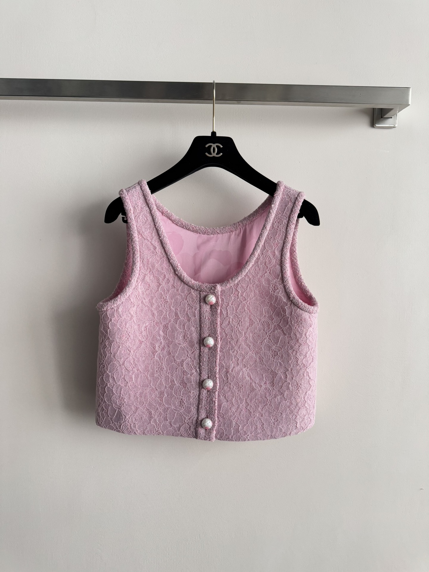 NO:609814,CHAEN*25 new autumn and winter new pink lace tweed vest, romantic and soft pink lace, gave birth to this highly recognizable short vest. It is made of delicate lace tweed fabric, the light pink tone is as gentle as spring cherry blossoms, and the hollow texture of the lace adds a bit of hazy poetry. The iconic pearl buttons along the edge  The placket arrangement engraves Xiaoxiang's elegance and sophistication into the details. The short version is neat and proportional, and the U-neck design injects a touch of sophistication into the whole. Whether it is paired with the same series of skirts to create a French lady style, or it is paired with jeans to create a sweet and cool spark, it can easily become the focus of the look and make your own style statement!  SML,,skirts,jeans,alexander wang19860909CHAEN*25秋冬新款小香粉色蕾丝花呢背心,浪漫柔美的粉色蕾丝,便诞生了这件极具辨识度的短款背心,它以细腻的蕾丝花呢面料打造,淡粉色调如春日樱花般温柔,蕾丝的镂空纹理又添几分朦胧诗意.标志性的珍珠纽扣沿门襟排布,将小香的优雅精致刻入细节.短款版型利落又显比例,U领设计则为整体注入一丝干练气质.无论是搭配同系列半裙演绎法式名媛风,还是与牛仔裤碰撞出甜酷火花,它都能轻松成为造型的焦点,穿成属于自己的风格宣言！SML,,skirts,jeans,alexander wang,Women's clothing