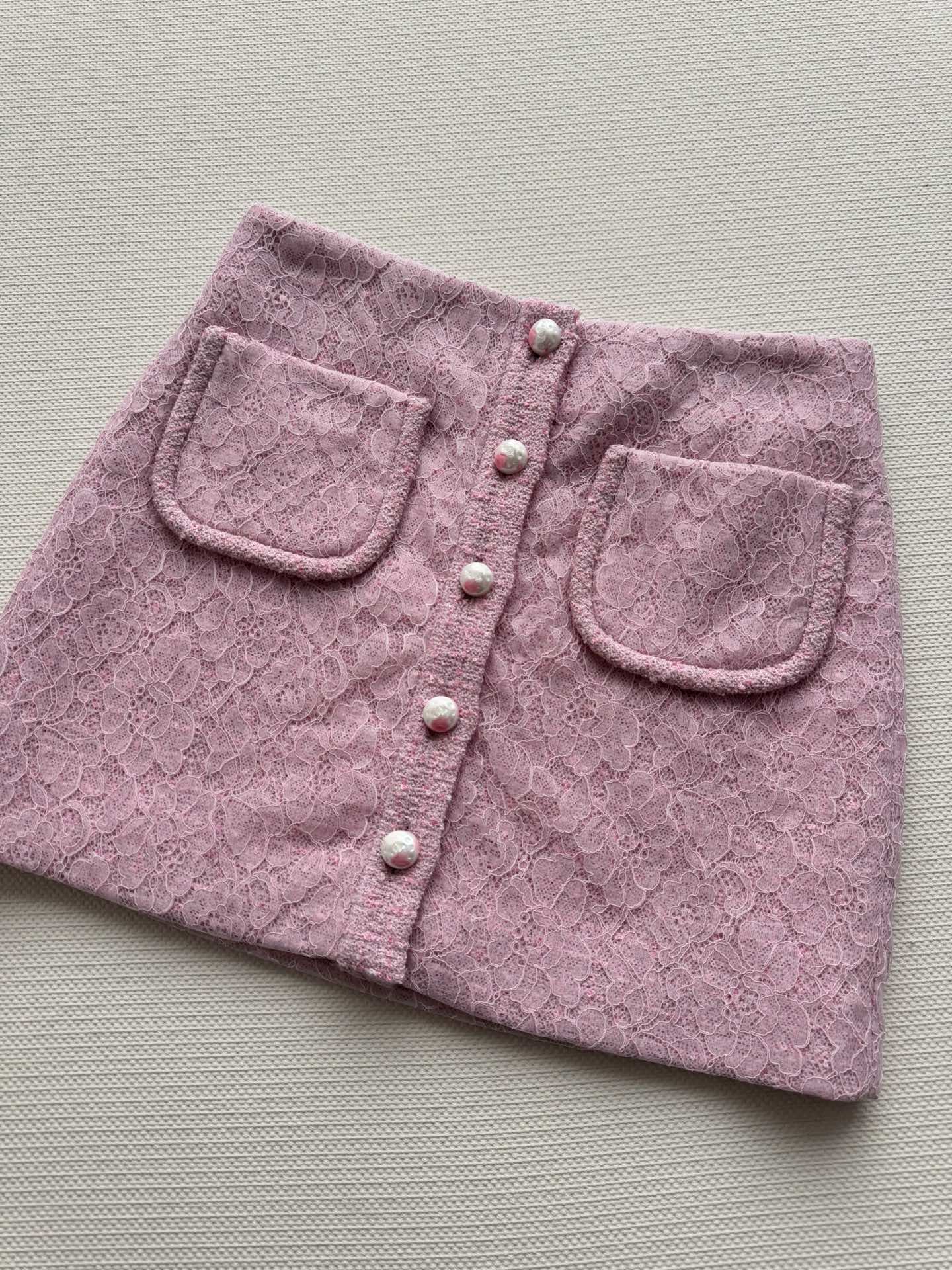 NO:609808,CHAEN*25 new autumn and winter new pink lace tweed skirt, romantic and soft pink lace, gave birth to this highly recognizable A-line skirt. It is made of delicate lace tweed fabric, the light pink tone is as gentle as spring cherry blossoms, and the hollow texture of the lace adds a bit of hazy poetry. Iconic  The pearl buttons are arranged along the placket, carving Xiaoxiang's elegance and sophistication into the details. The tailoring is neat and proportional, and the double-pocket design injects a touch of sophistication into the whole. Whether paired with a vest or jacket from the same series to create a French lady style, it can easily become the focus of the look and make your own style statement!  SML,,skirts,jackets & coats,alexander wang19860909CHAEN*25秋冬新款小香粉色蕾丝花呢半裙,浪漫柔美的粉色蕾丝,便诞生了这件极具辨识度的A字半裙,它以细腻的蕾丝花呢面料打造,淡粉色调如春日樱花般温柔,蕾丝的镂空纹理又添几分朦胧诗意.标志性的珍珠纽扣沿门襟排布,将小香的优雅精致刻入细节.剪裁利落又显比例,双口袋设计则为整体注入一丝干练气质.无论是搭配同系列背心或外套演绎法式名媛风,它都能轻松成为造型的焦点,穿成属于自己的风格宣言！SML,,skirts,jackets & coats,alexander wang,Women's clothing