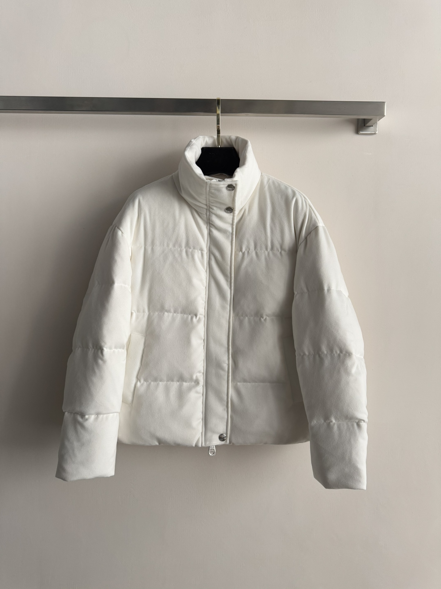 NO:609801,Comes with dust bag LoroPian*25 new autumn and winter stand-up collar down jacket, with simple design, high proportion of white duck down filling, perfect warmth! The outer layer is windproof and waterproof, so you are not afraid of the cold outdoors in winter. The stand-up collar design is windproof and neck-protecting, the short version is not bulky, and can be easily matched with various bottoms. The zipper + snap button double closure, perfect details, super practical. It can be easily controlled for commuting, traveling, and leisure, and it is a must-have item for winter wardrobe! SML,, loro  piana,down jacket,alexander wang19860909配防尘袋LoroPian*25秋冬新款立领羽绒服,采用简约设计,高比例白鸭绒填充,保暖力满分!外层防风防水,冬天户外也不怕冷.立领设计防风又护颈,短款版型不臃肿,轻松搭配各种下装.拉链+按扣双重闭合,细节满分,实用性超强.通勤、旅行、休闲都能轻松驾驭,是冬季衣橱必备单品!SML,,loro piana,down jacket,alexander wang,Women's clothing