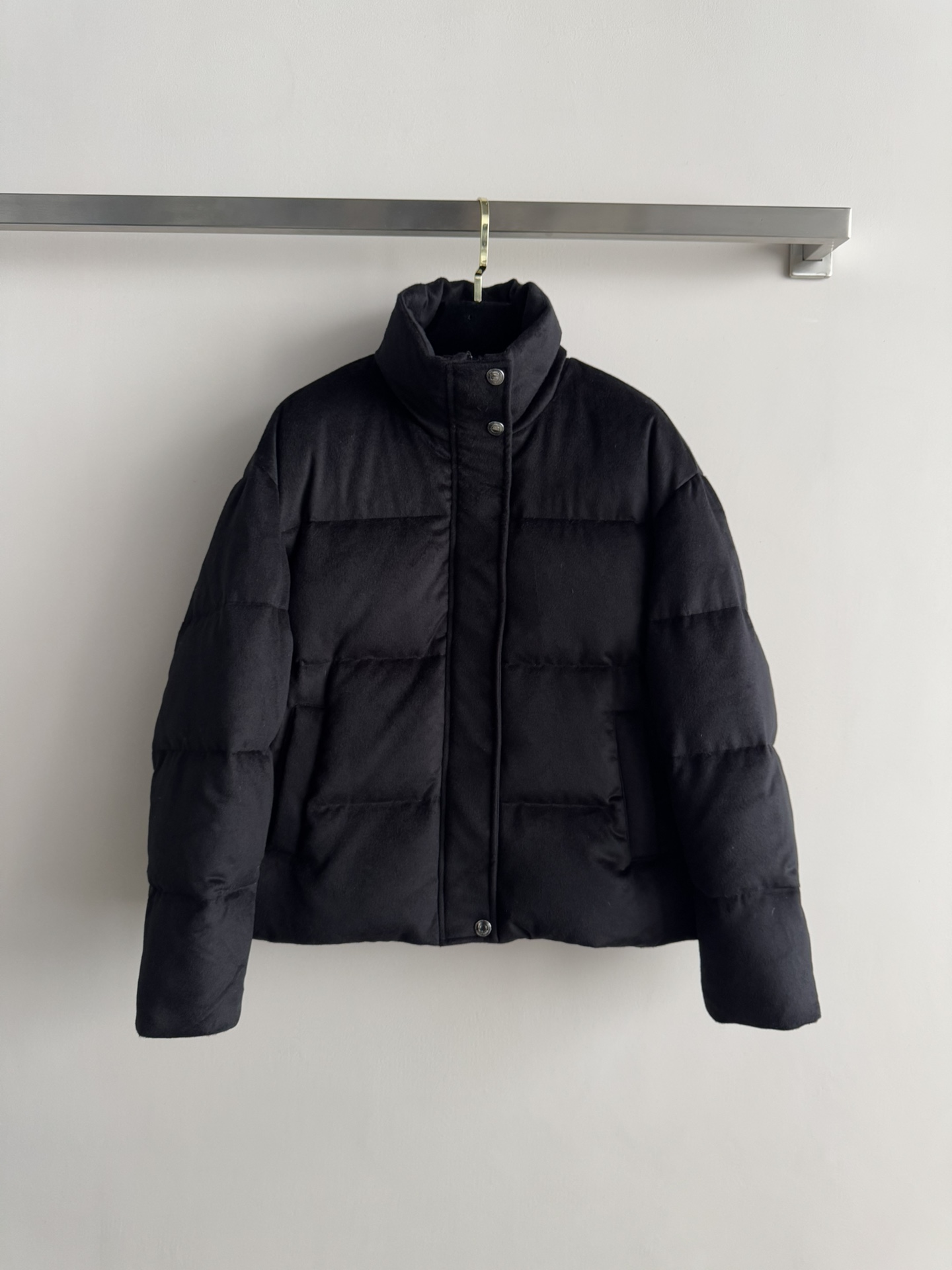 NO:609813,Comes with dust bag LoroPian*25 new autumn and winter stand-up collar down jacket, with simple design, high proportion of white duck down filling, perfect warmth! The outer layer is windproof and waterproof, so you are not afraid of the cold outdoors in winter. The stand-up collar design is windproof and neck-protecting, the short version is not bulky, and can be easily matched with various bottoms. The zipper + snap button double closure, perfect details, super practical. It can be easily controlled for commuting, traveling, and leisure, and it is a must-have item for winter wardrobe! SML,, loro  piana,down jacket,alexander wang19860909配防尘袋LoroPian*25秋冬新款立领羽绒服,采用简约设计,高比例白鸭绒填充,保暖力满分!外层防风防水,冬天户外也不怕冷.立领设计防风又护颈,短款版型不臃肿,轻松搭配各种下装.拉链+按扣双重闭合,细节满分,实用性超强.通勤、旅行、休闲都能轻松驾驭,是冬季衣橱必备单品!SML,,loro piana,down jacket,alexander wang,Women's clothing